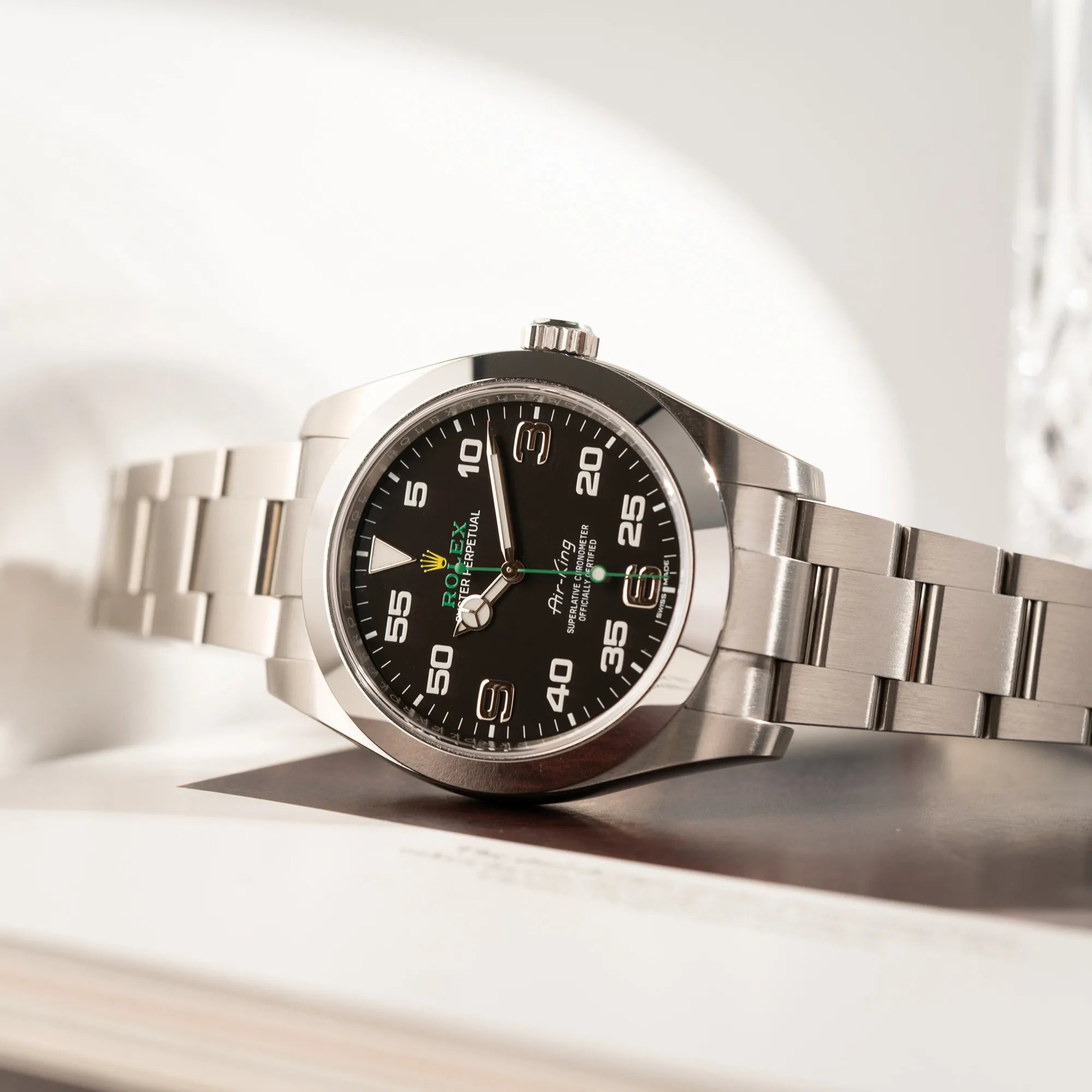 Produktfotografie als Titelbild der Rolex Oyster Perpetual Air King 116900 mit 40mm Gehäuse und dem klassischen schwarzen Zifferblatt mit grünem Sekundenzeiger