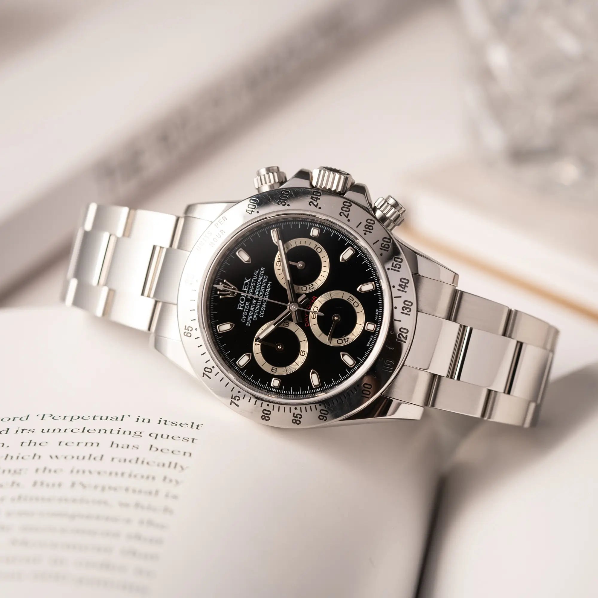 Rolex Cosmograph Daytona 116520 mit schwarzem Zifferblatt und der klassischen Edelstahl-Lünette vor Umstellung auf die Keramik-Lünette
