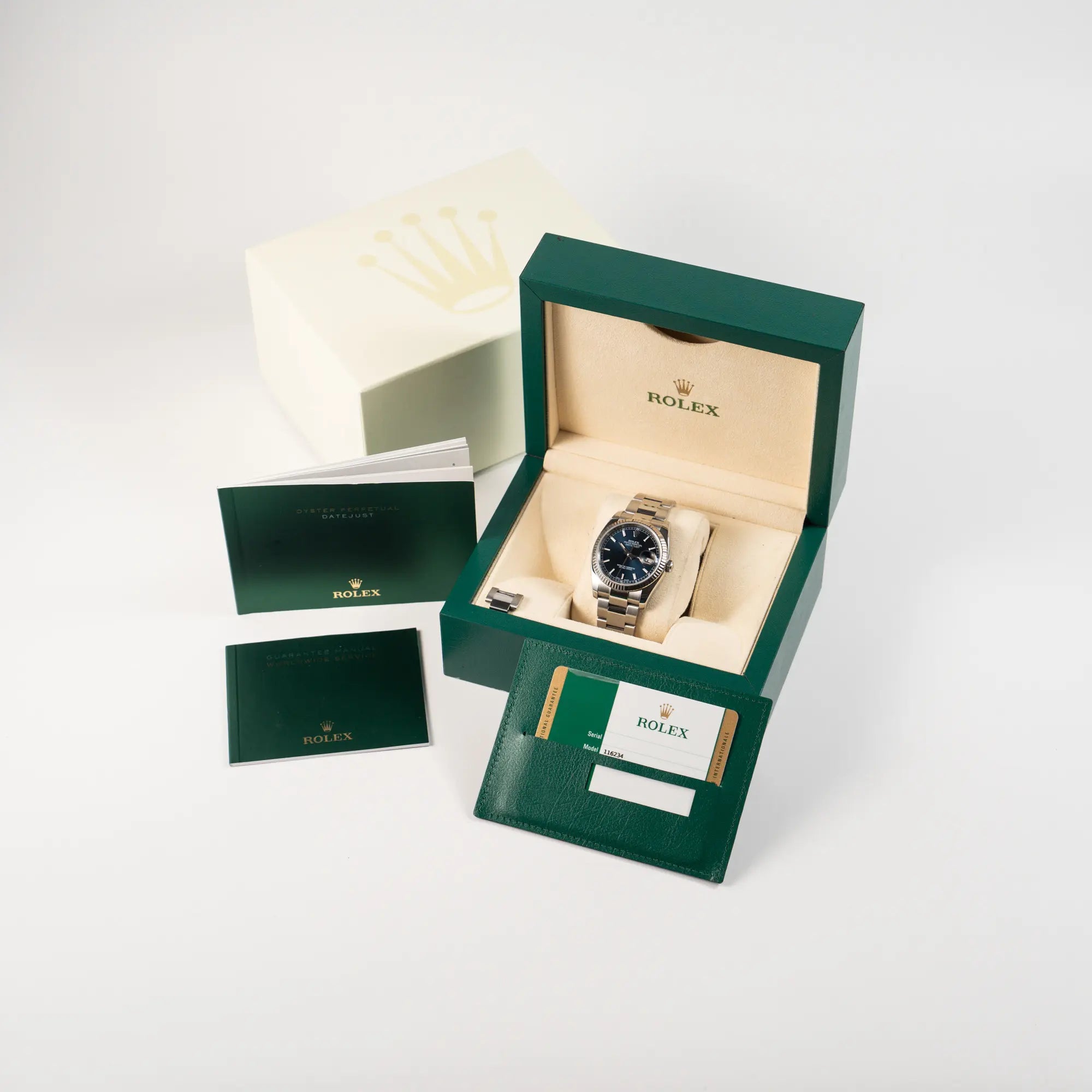 Rolex Datejust 36 der Referenz 116234 mit geriffelter Lünette und blauem Sonnenschliff-Zifferblatt zusammen mit dem Lieferumfang, bestehend aus Box mit Umkarton, Booklets und Garantiekarte