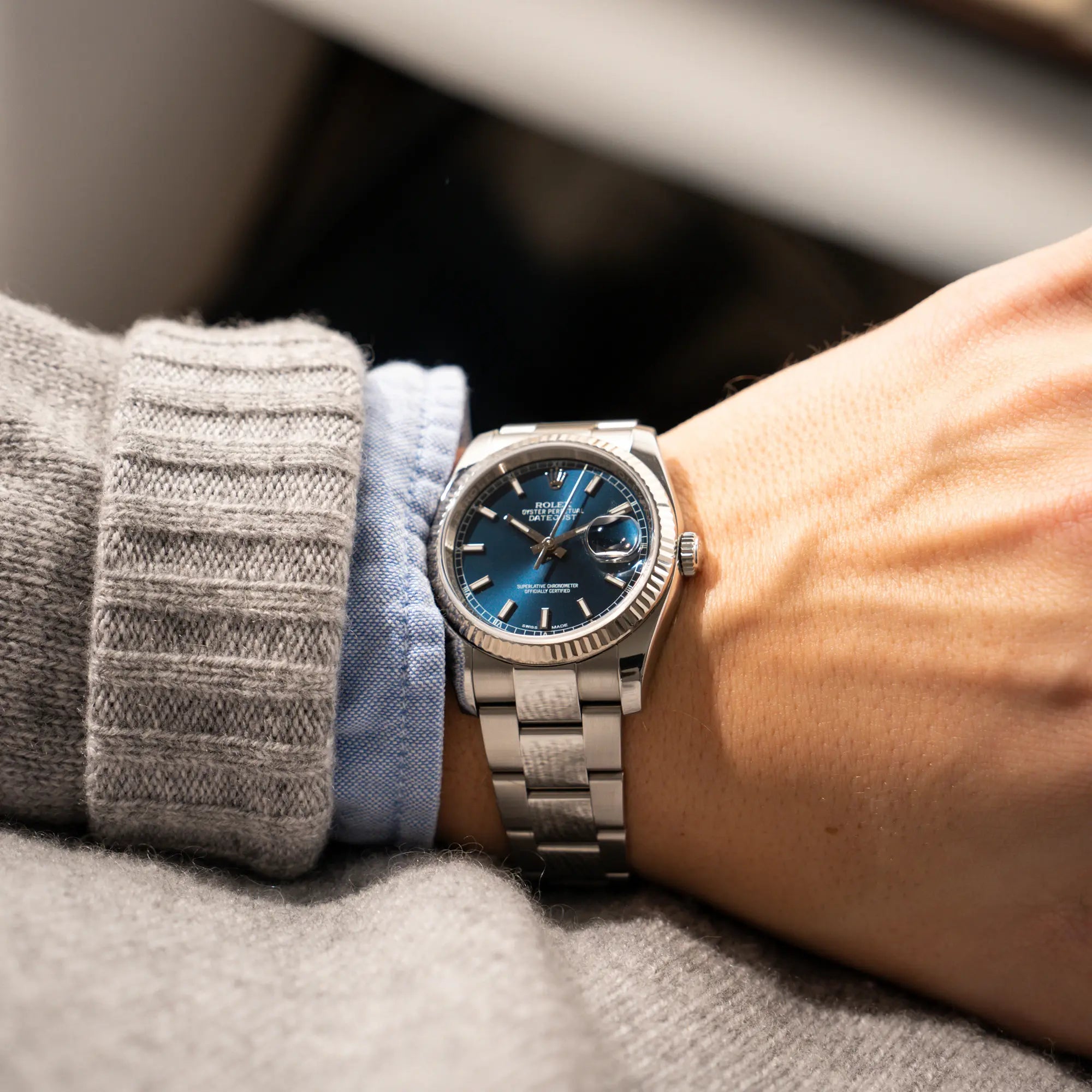 Wristshot mit der Rolex Datejust 36 der Referenz 116234 mit geriffelter Lünette und blauem Sonnenschliff-Zifferblatt