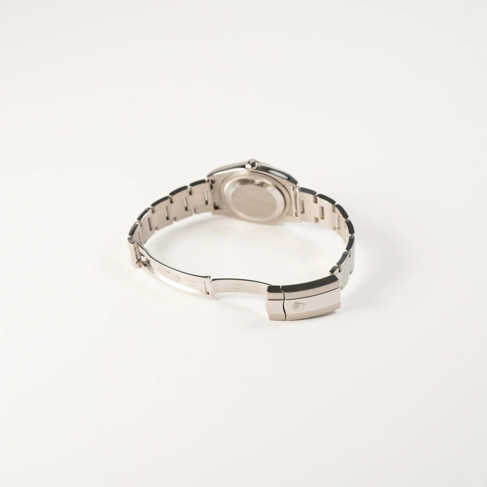 Geöffnete Faltschliesse der Rolex Datejust 36 der Referenz 116234 mit geriffelter Lünette und blauem Sonnenschliff-Zifferblatt