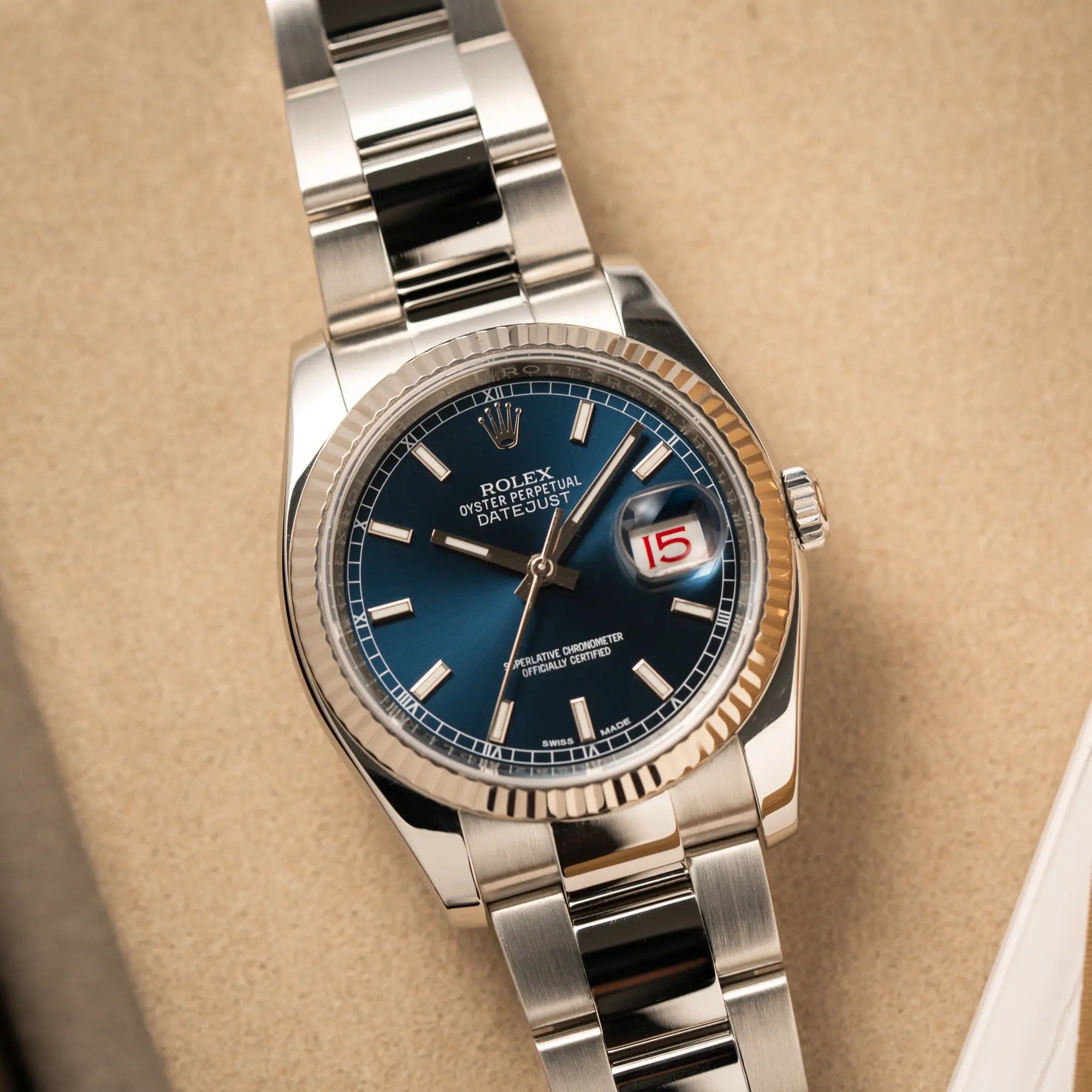 Produktfotografie als Titelbild für die Rolex Datejust 36 der Referenz 116234 mit geriffelter Lünette und blauem Sonnenschliff-Zifferblatt