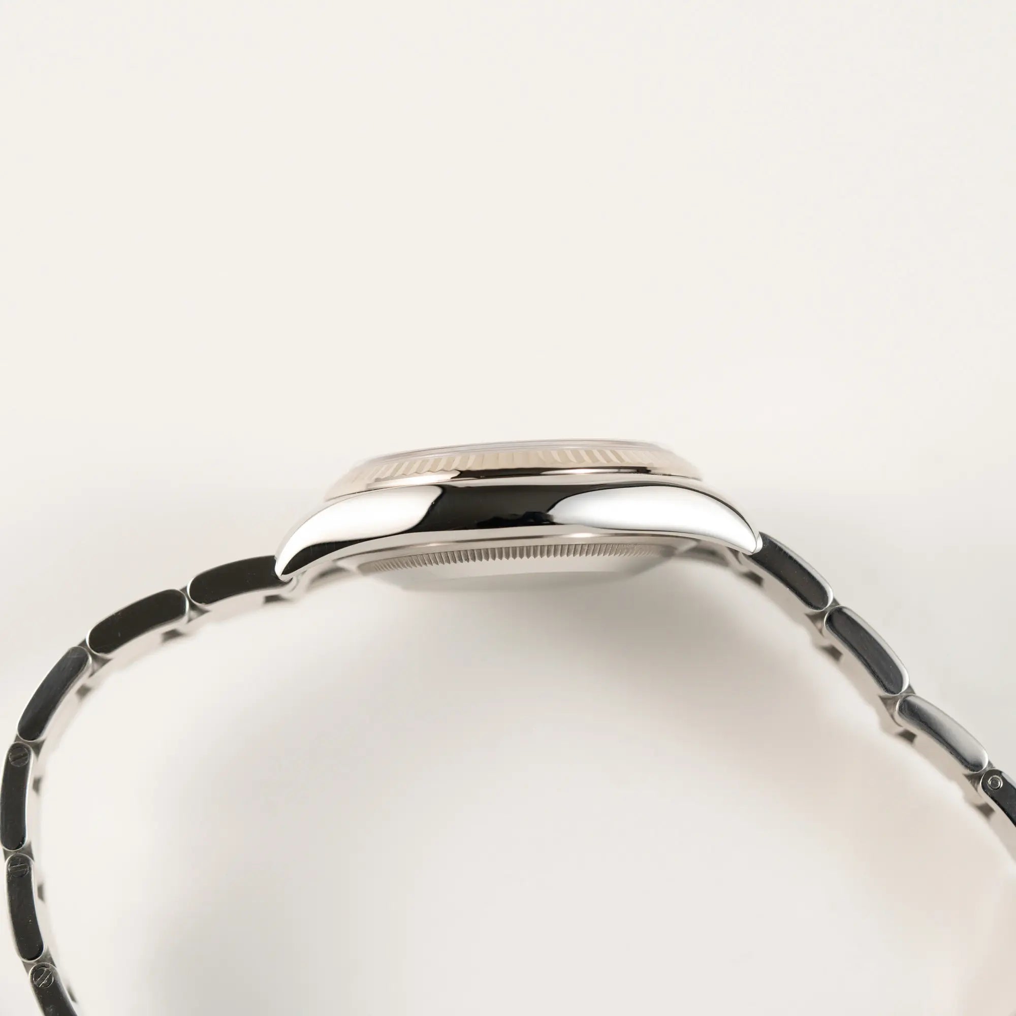 Seitliche Gehäuseflanke der Rolex Datejust 36 der Referenz 116234 mit geriffelter Lünette und blauem Sonnenschliff-Zifferblatt