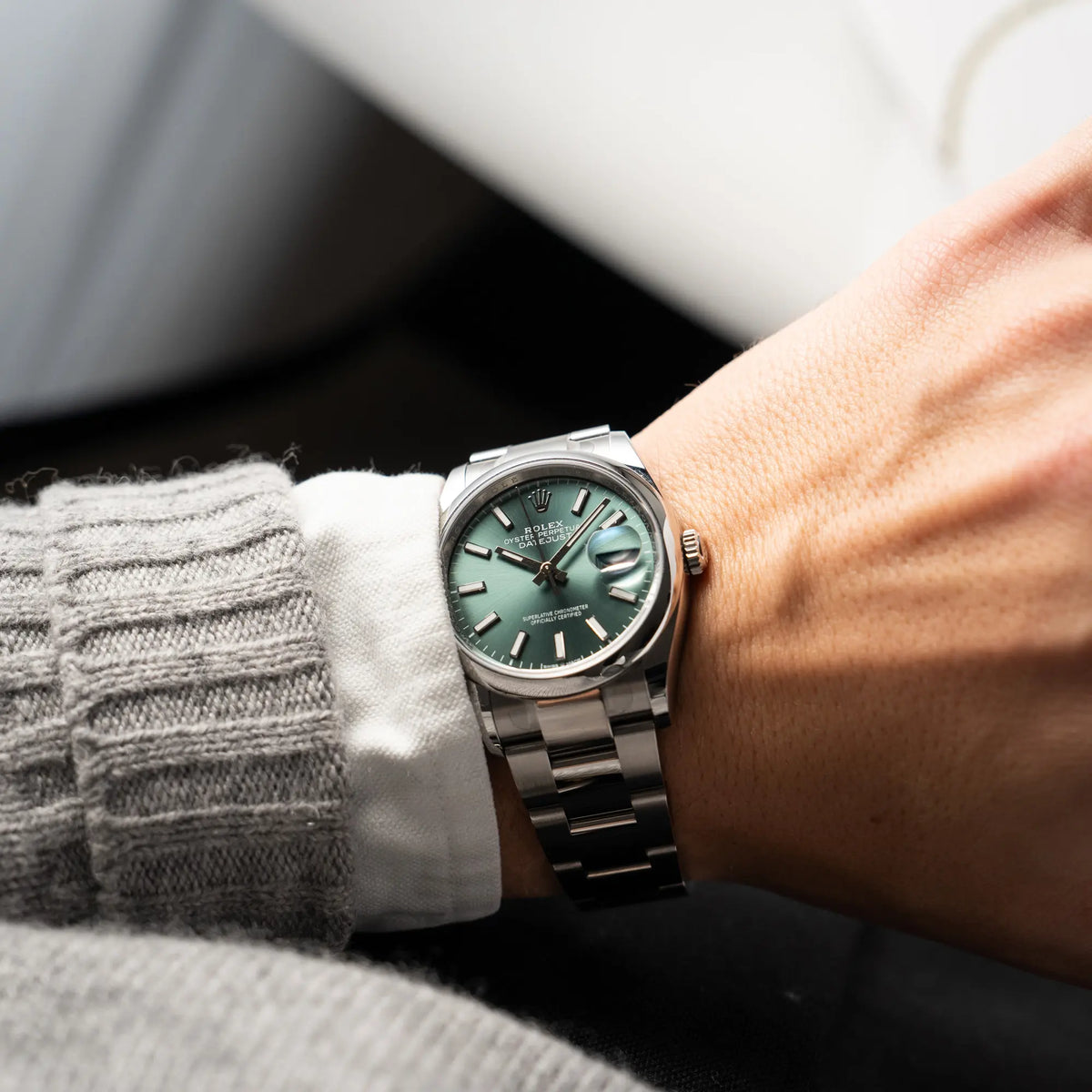 Wristshot an einem Männerhnadgelenk mit der mit Stickern teil-verklebte Rolex Datejust 36 der Referenz 126200 mit glatter Lünette am Oyster-Stahlband mit dem Mint-Green-Zifferblatt