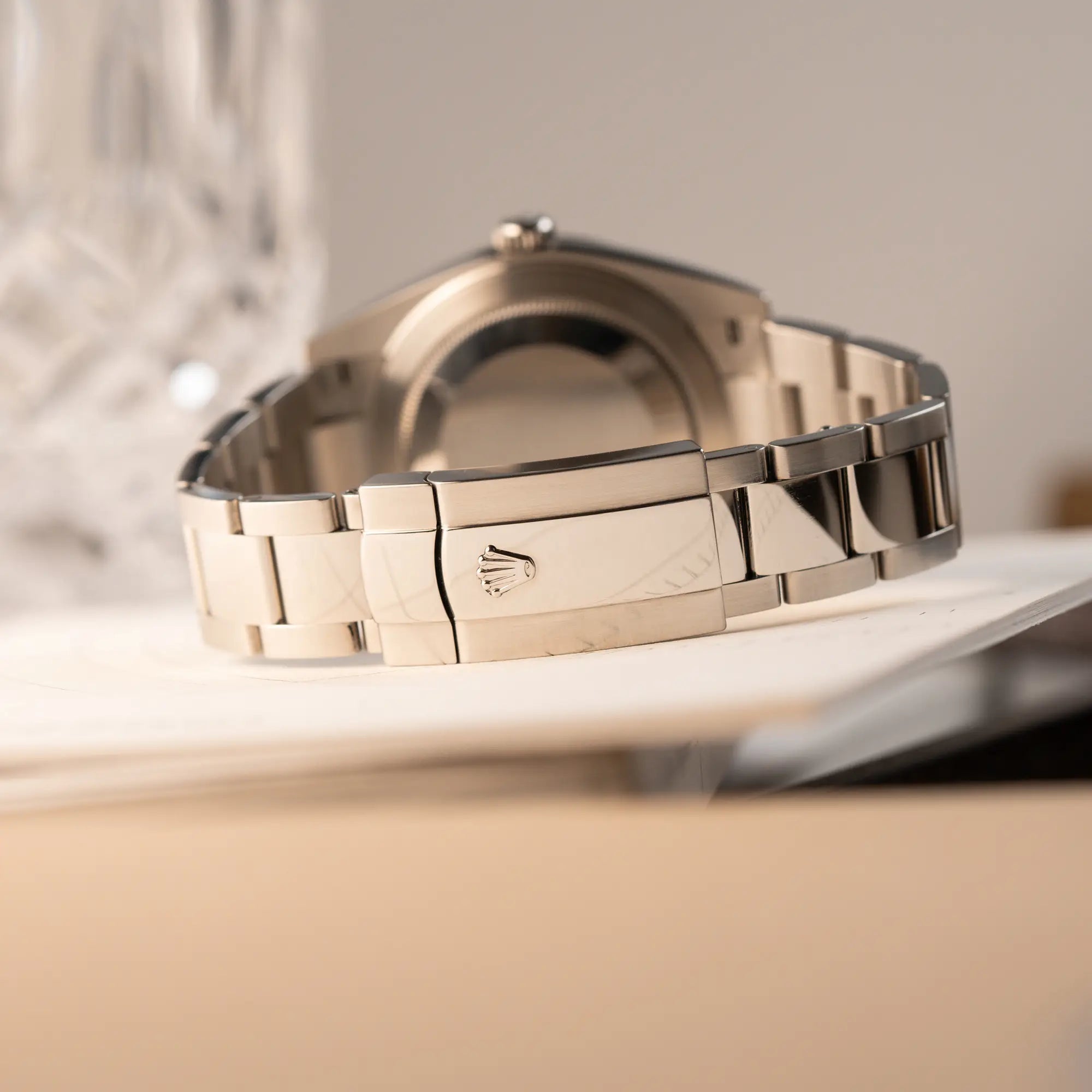 Produktfotografie der Rolex Datejust 41 der Referenz 126300 mit blauem Zifferblatt, glatter Lünette, am Oyster-Stahlband zeigt das Oyster-Stahlband
