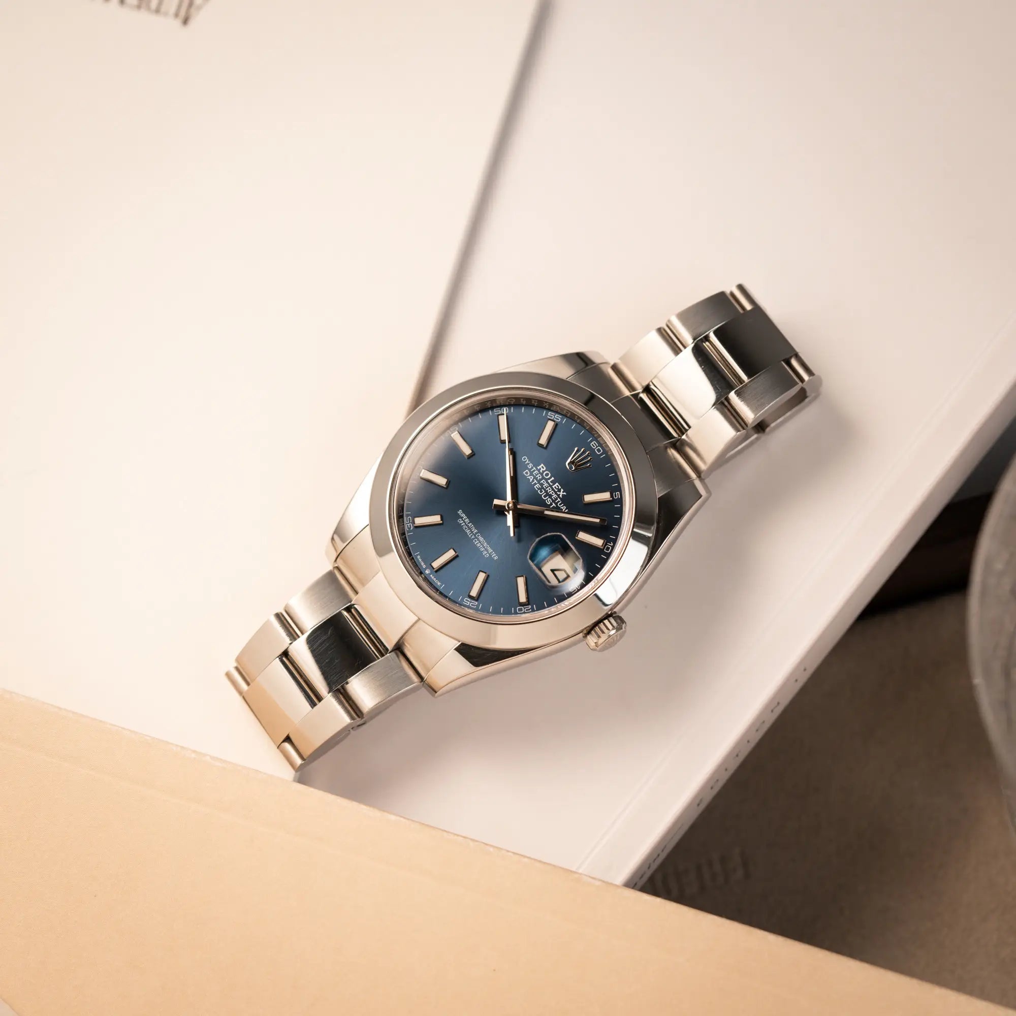 Produktfotografie der Rolex Datejust 41 der Referenz 126300 mit blauem Zifferblatt, glatter Lünette, am Oyster-Stahlband