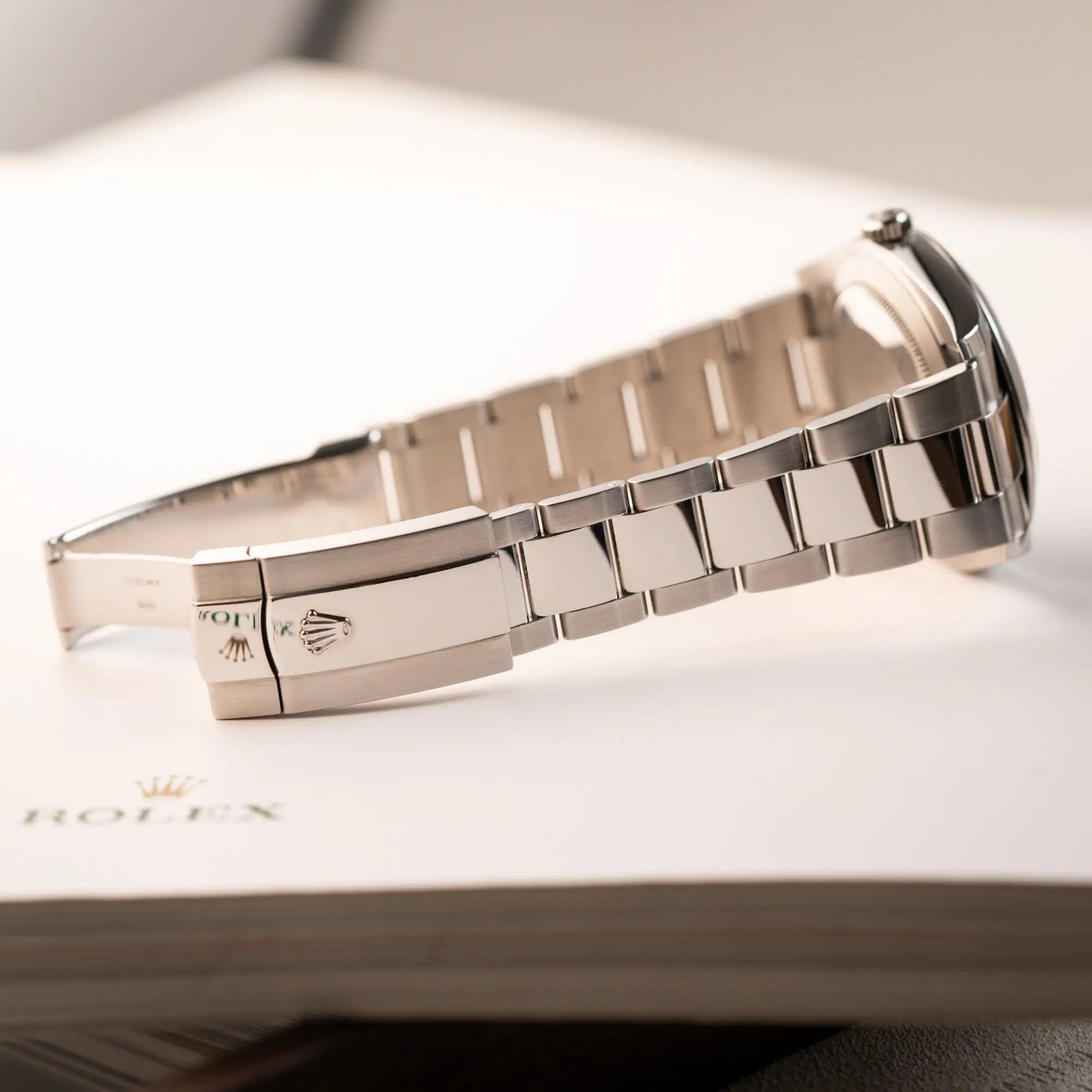 Produktfotografie der Rolex Datejust 41 der Referenz 126300 mit blauem Zifferblatt, glatter Lünette zeigt den sehrt guten Zustand des Oyster-Stahlbands