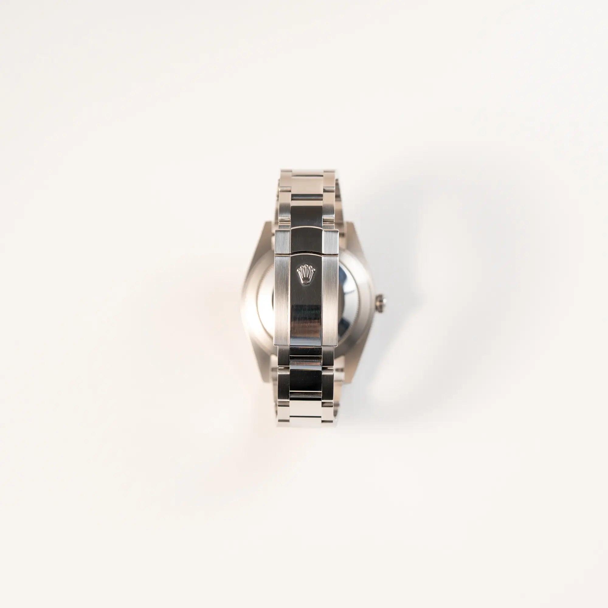 Rückseite der Rolex Datejust 41 der Referenz 126300 mit blauem Zifferblatt, glatter Lünette, am Oyster-Stahlband mit Blick auf die Oyster-Stahl-Faltschliesse