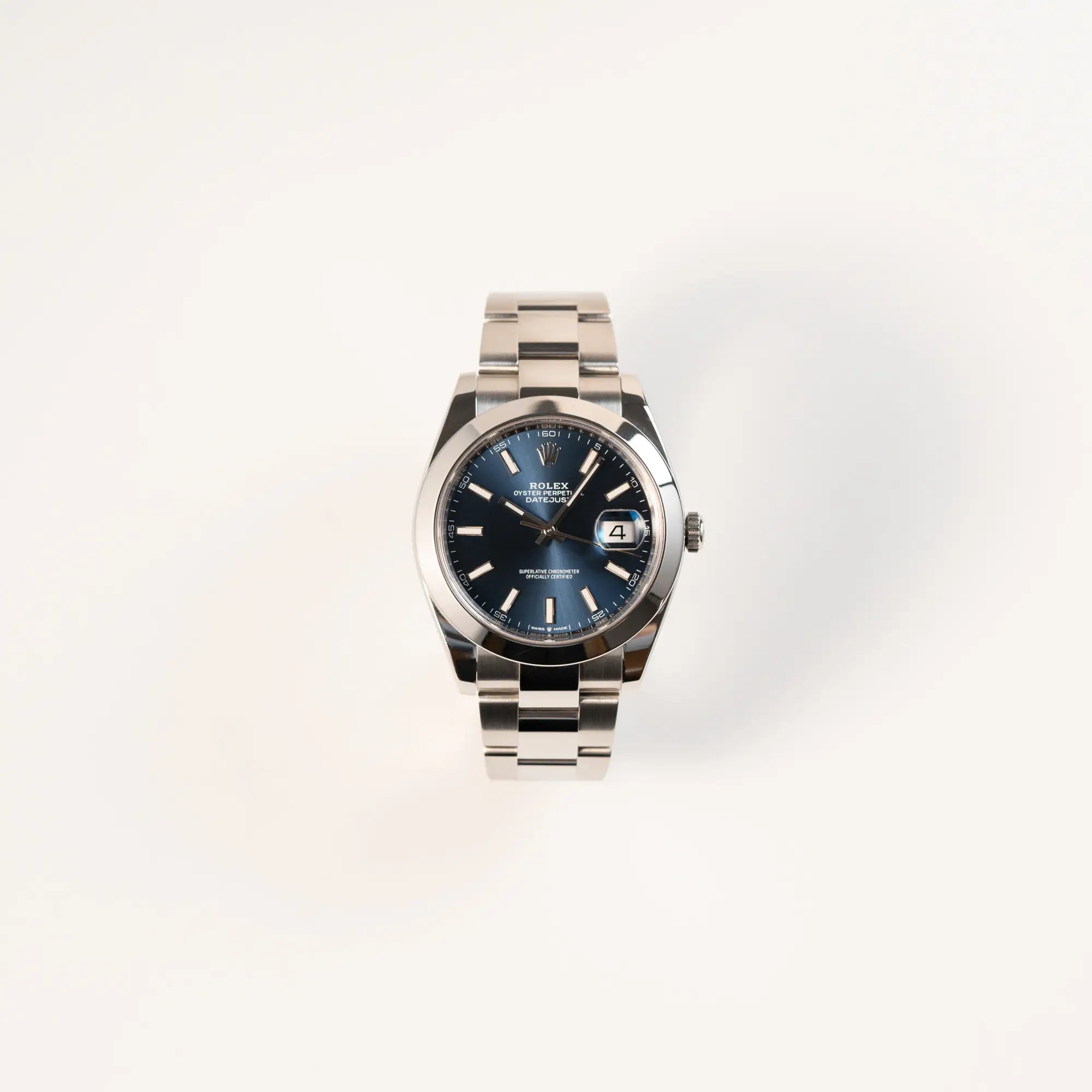 Frontale Ansicht der Rolex Datejust 41 der Referenz 126300 mit blauem Zifferblatt, glatter Lünette, am Oyster-Stahlband