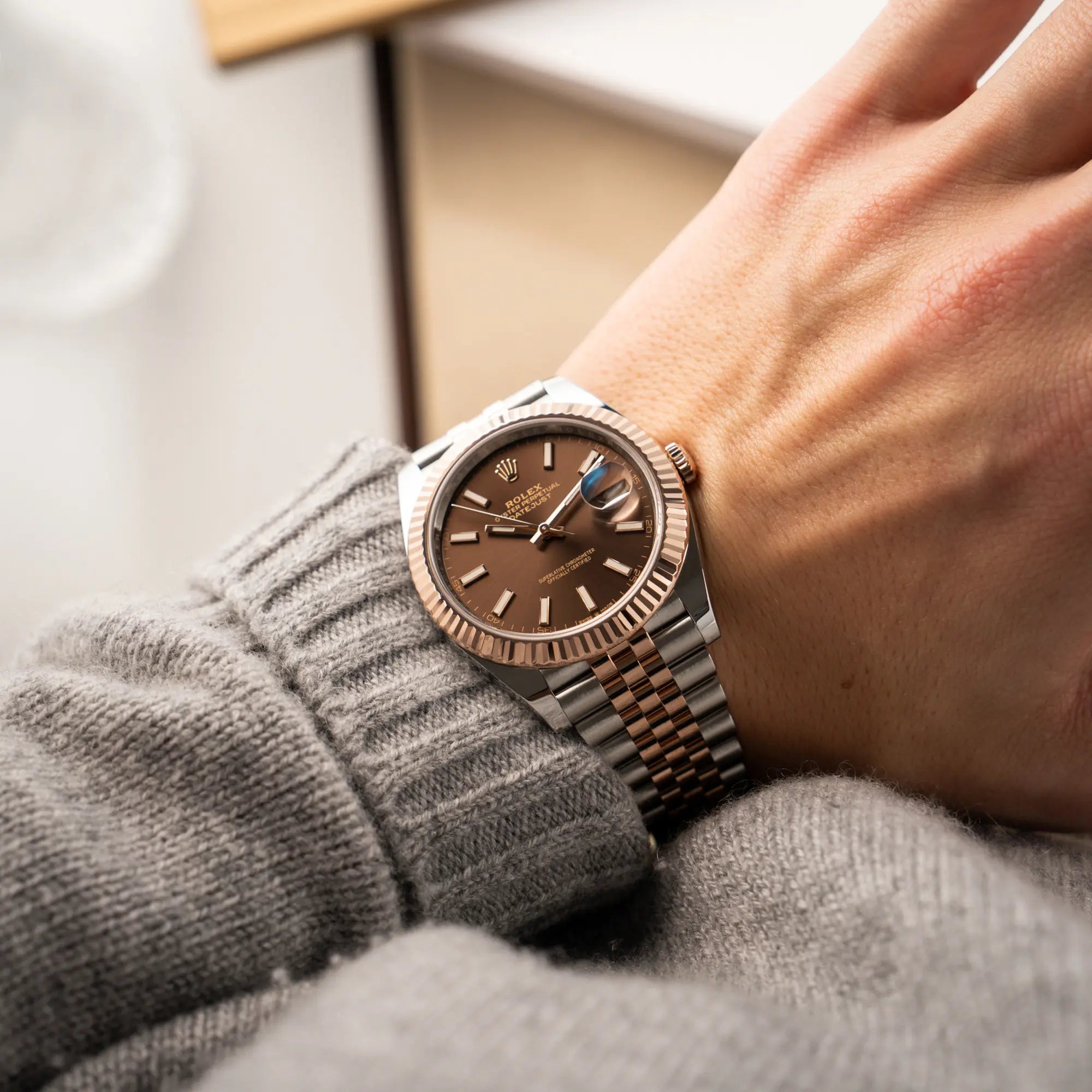 Mann trägt die bicolor Rolex Datejust 41 der Referenz 126331 Chocolate in Stahl-Roségold mit einem zum Roségold passenden braunen Zifferblatt am zugehörigen Jubilee-Armband an seinem Handgelenk