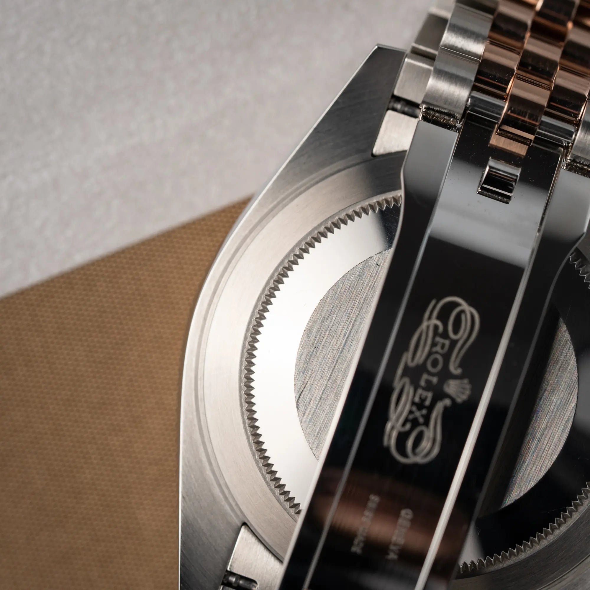 Produktfotografie der bicolor Rolex Datejust 41 der Referenz 126331 Chocolate in Stahl-Roségold mit einem zum Roségold passenden braunen Zifferblatt am zugehörigen Jubilee-Armband zeigt den Gehäuseboden und das innere der Schließe in einem sehr guten Zustand