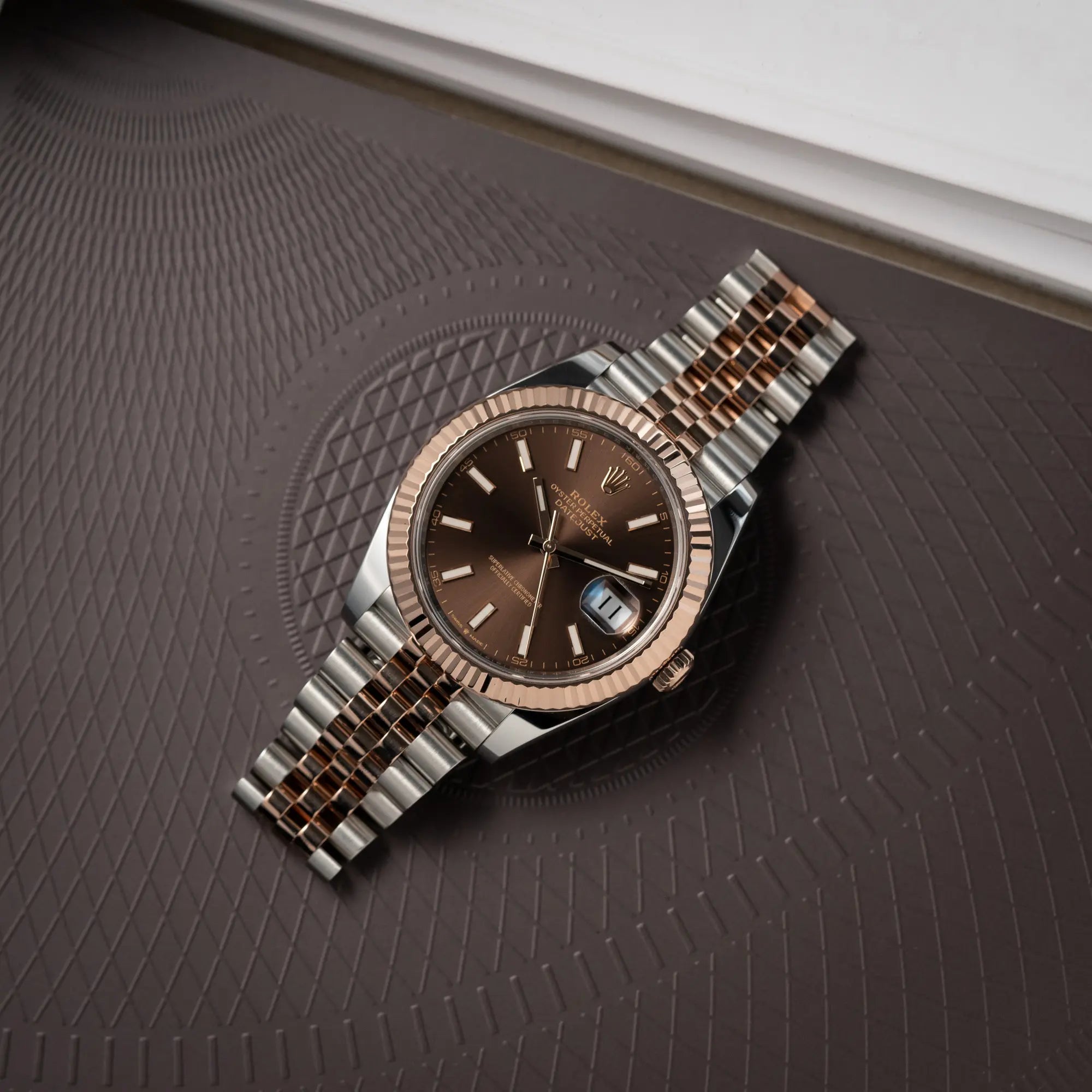 Produktfotografie als Titelbild für diie bicolor Rolex Datejust 41 der Referenz 126331 Chocolate in Stahl-Roségold mit einem zum Roségold passenden braunen Zifferblatt am zugehörigen Jubilee-Armband