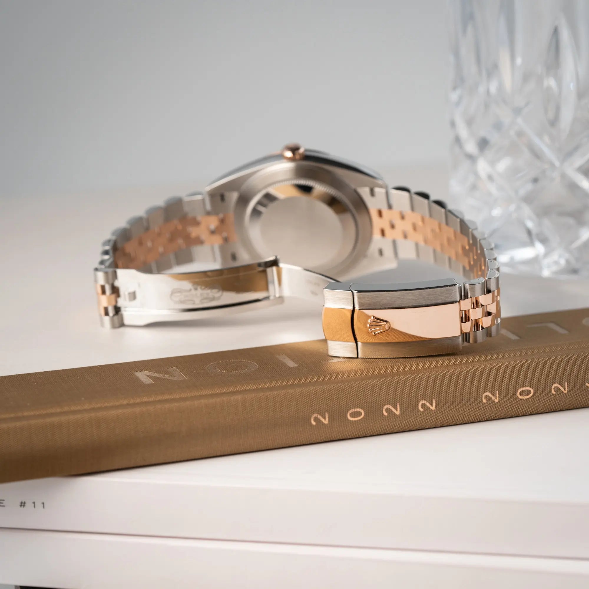 Produktfotografie der bicolor Rolex Datejust 41 der Referenz 126331 Chocolate in Stahl-Roségold mit einem zum Roségold passenden braunen Zifferblatt am zugehörigen Jubilee-Armband zeigt die geöffnete Oyster-Faltschliesse