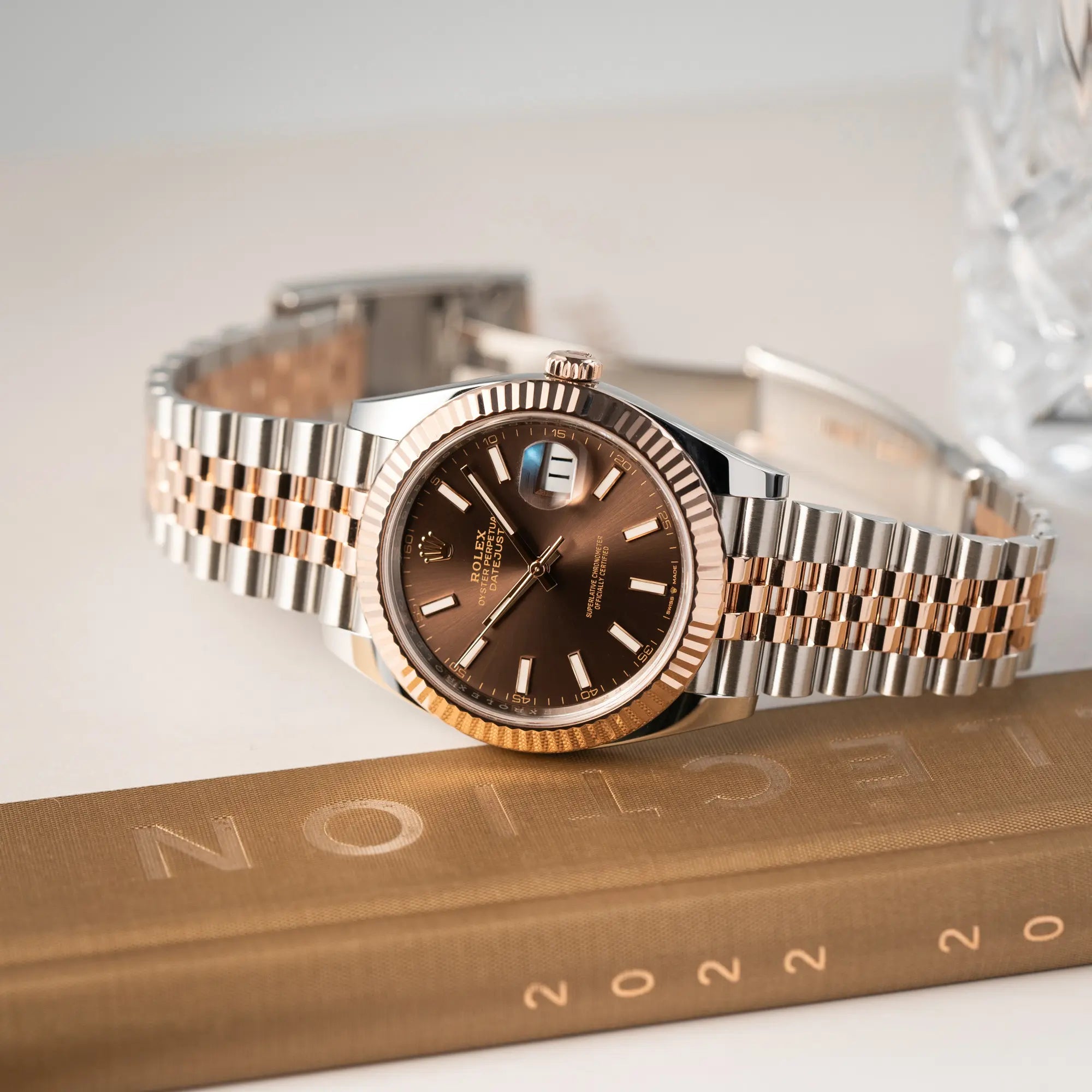 Produktfotografie der bicolor Rolex Datejust 41 der Referenz 126331 Chocolate in Stahl-Roségold mit einem zum Roségold passenden braunen Zifferblatt am zugehörigen Jubilee-Armband