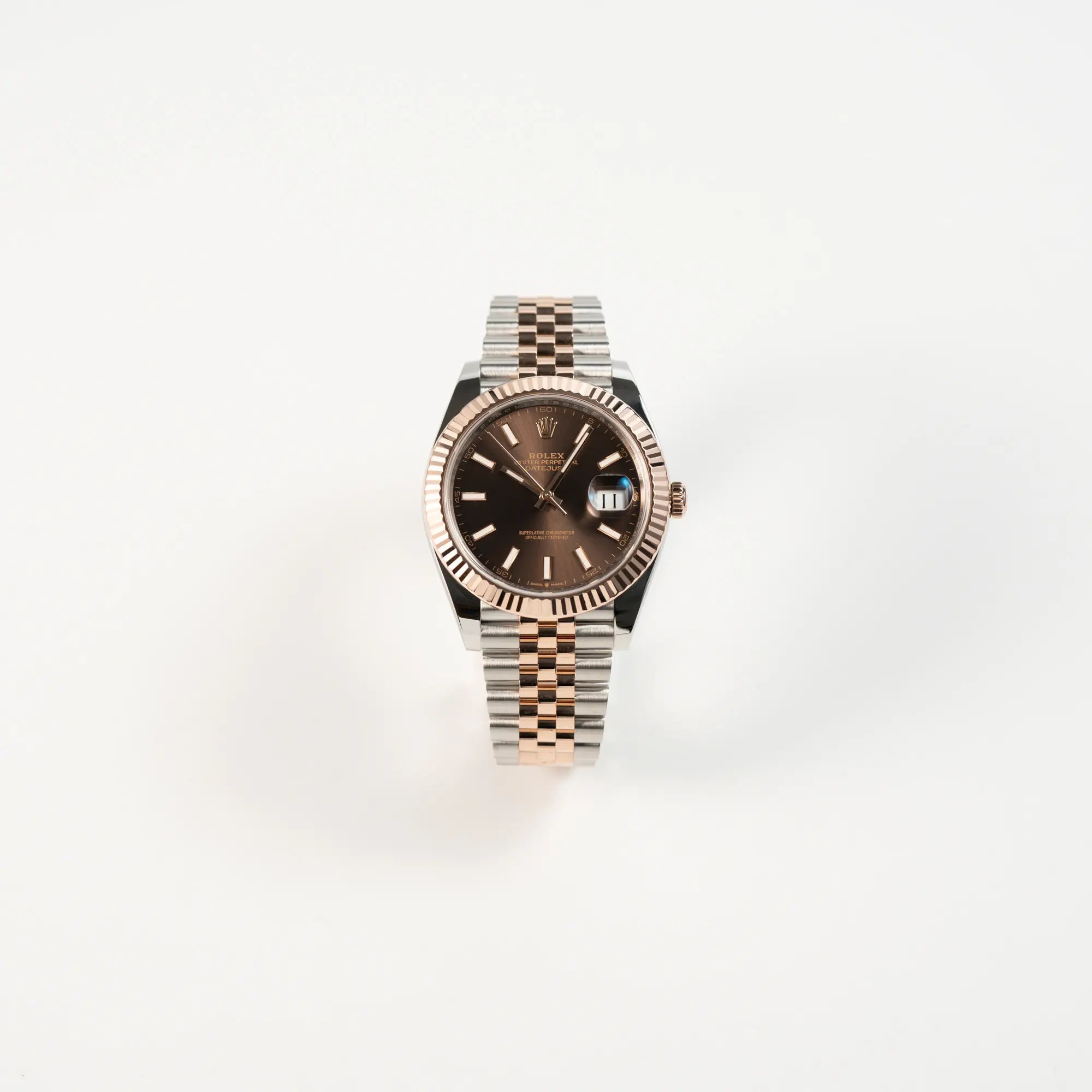 Frontale Ansicht der bicolor Rolex Datejust 41 der Referenz 126331 Chocolate in Stahl-Roségold mit einem zum Roségold passenden braunen Zifferblatt am zugehörigen Jubilee-Armband