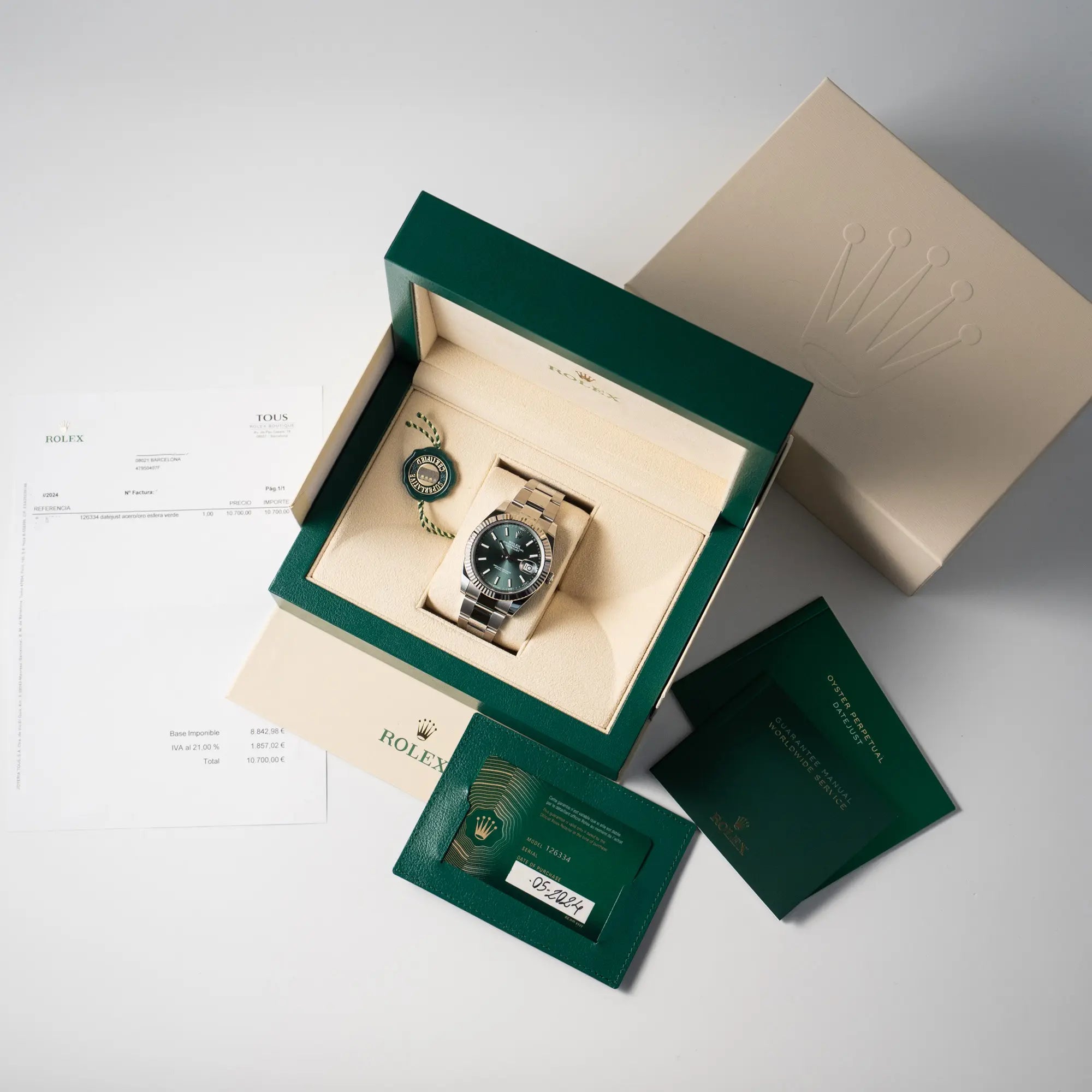 Lieferumfang zu der Rolex Datejust 41 der Referenz 126334 mit dem grünem Zifferblatt am Oyster-Stahlband, bestehend aus Box mit Umkarton, Booklets, originaler Garantiekarte, Hang-Tag und Erstkaufbeleg