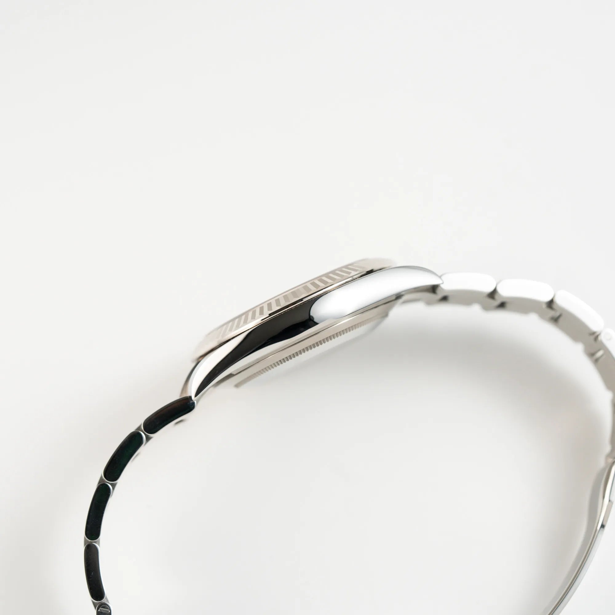 Seitliche Gehäuseflanke der Rolex Datejust 41 der Referenz 126334 mit dem grünem Zifferblatt am Oyster-Stahlband