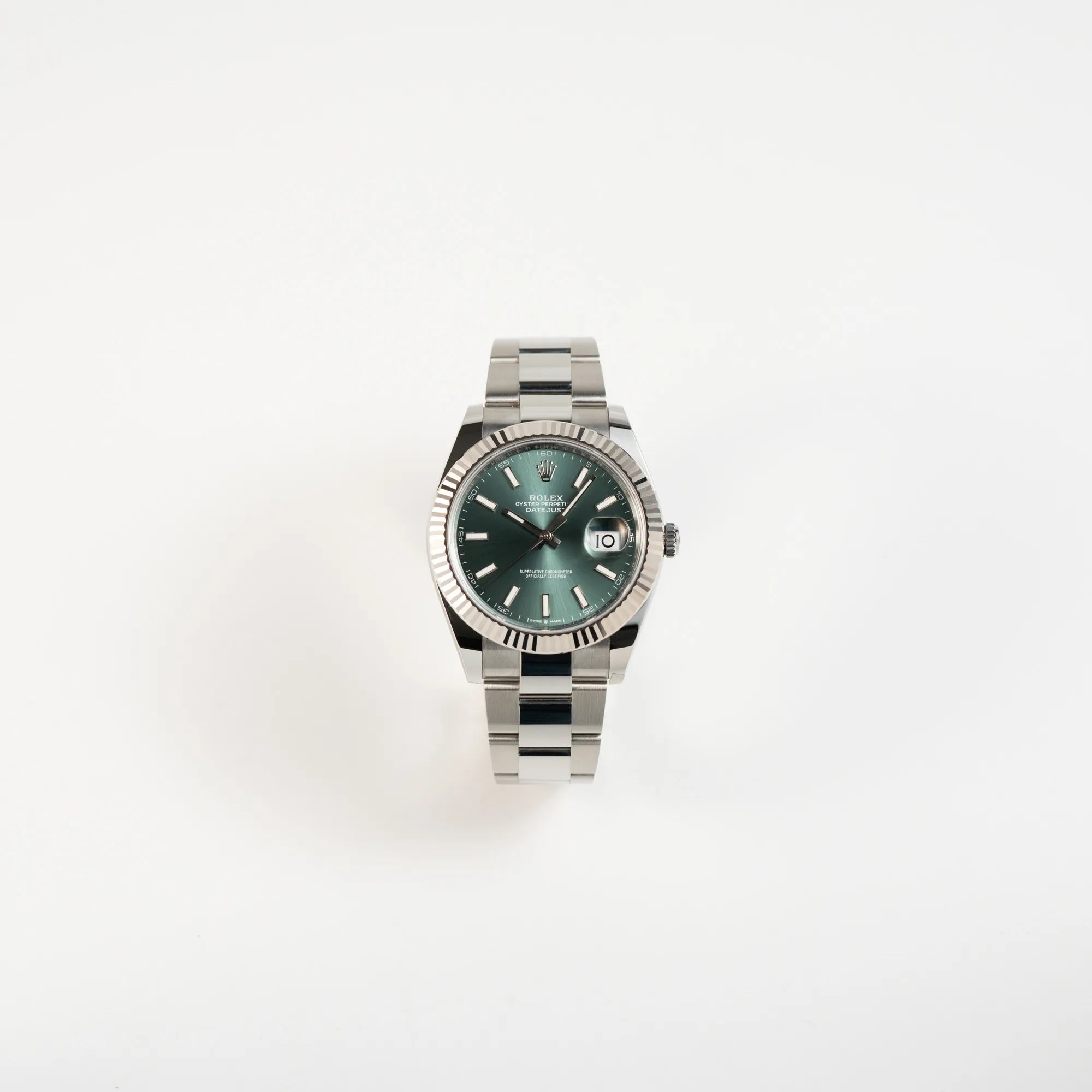 Frontale Ansicht der Rolex Datejust 41 der Referenz 126334 mit dem grünem Zifferblatt am Oyster-Stahlband