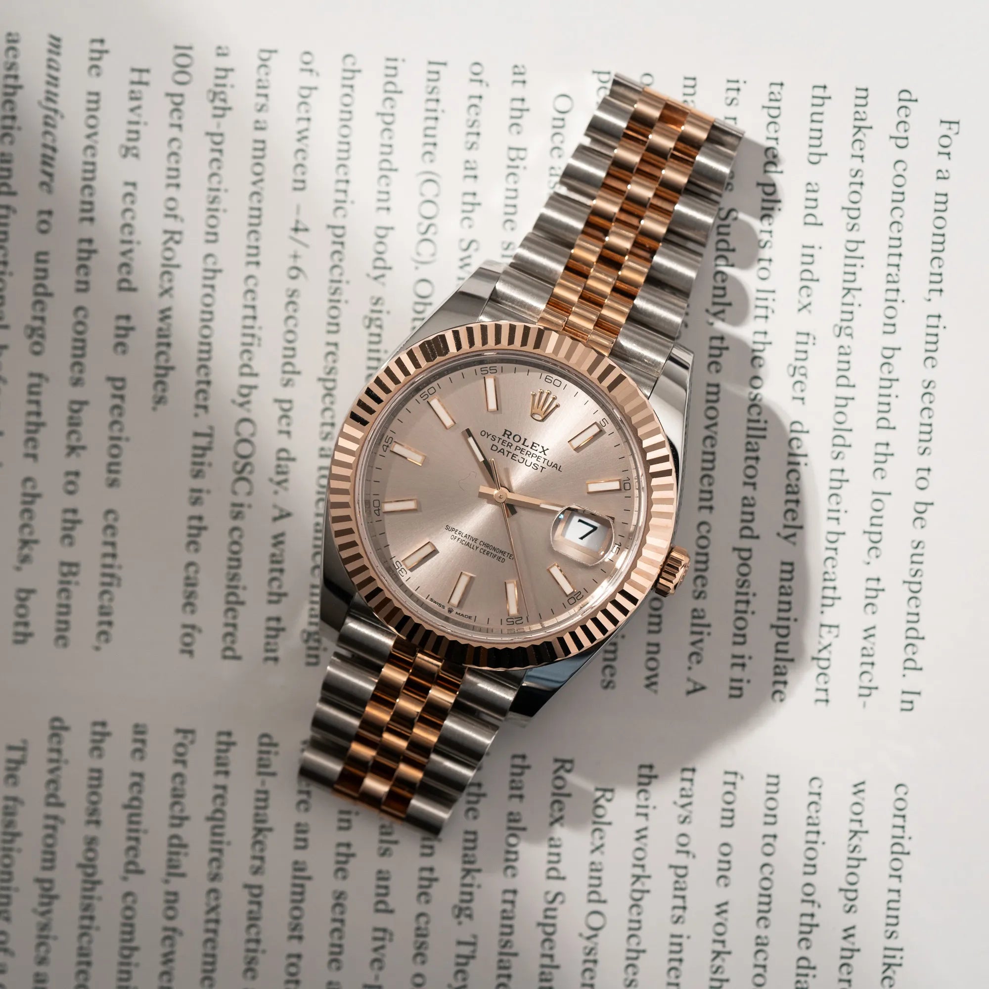 Rolex Datejust 41 in Stahl-Roségold mit am passenden Jubilee-Armband mit dem pink-lachsfarbenen "Sundust" Zifferblatt aus der Vogelperspektive