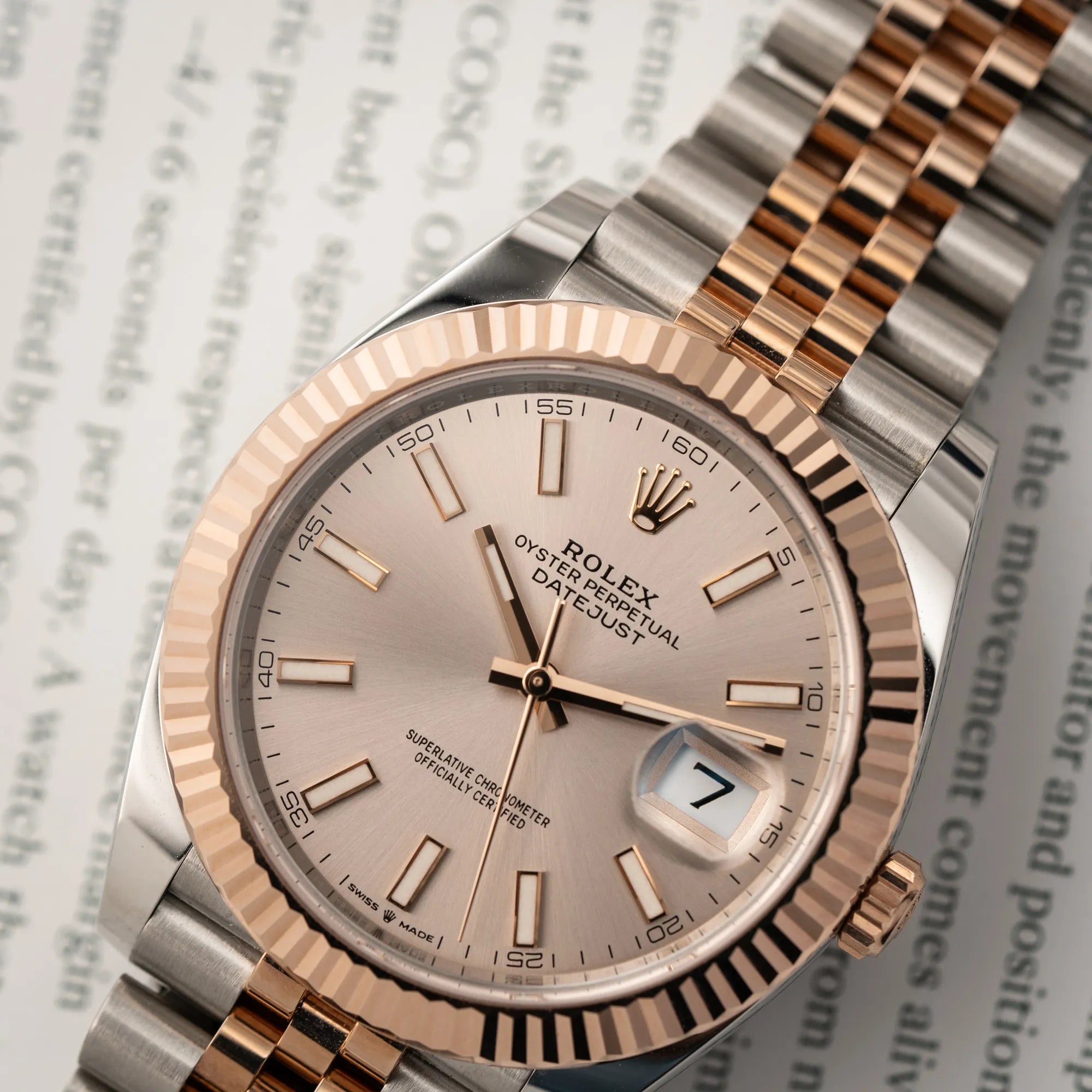 Uhrenkopf der Rolex Datejust 41 in Stahl-Roségold mit am passenden Jubilee-Armband mit dem pink-lachsfarbenen "Sundust" Zifferblatt