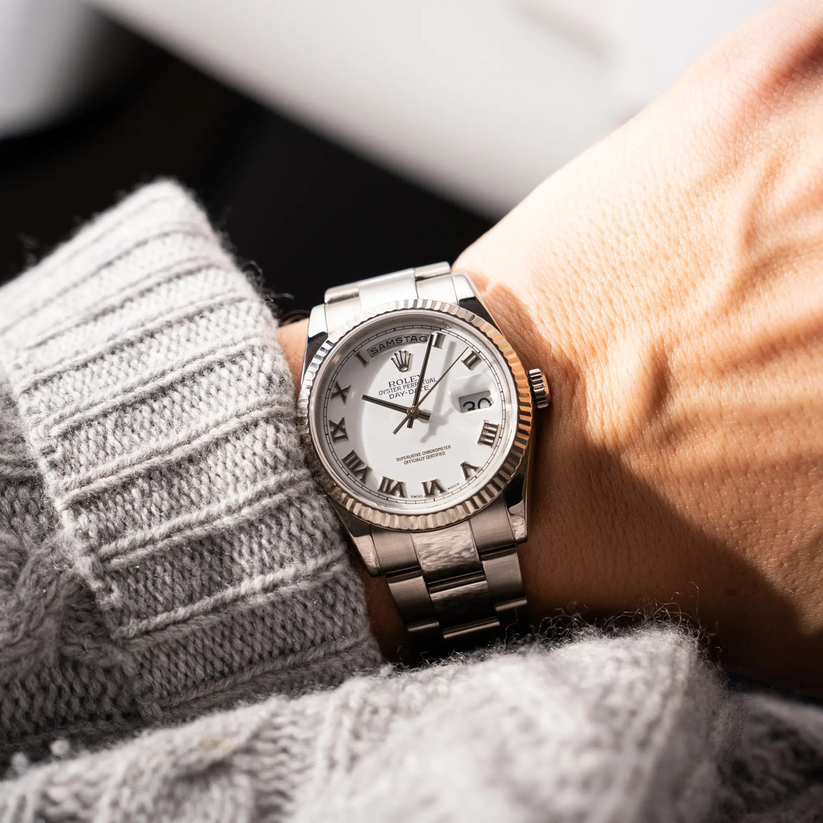 Wristshot mit der Rolex Day-Date 36 Armbanduhr in Weißgold der Referenz 118239 mit weißem Zifferblatt mit römischen Indizes am Oyster-Weißgold-Armband
