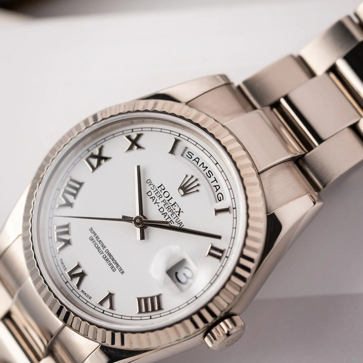 Detailaufnahme der Rolex Day-Date 36 Armbanduhr in Weißgold der Referenz 118239 mit weißem Zifferblatt mit römischen Indizes am Oyster-Weißgold-Armband