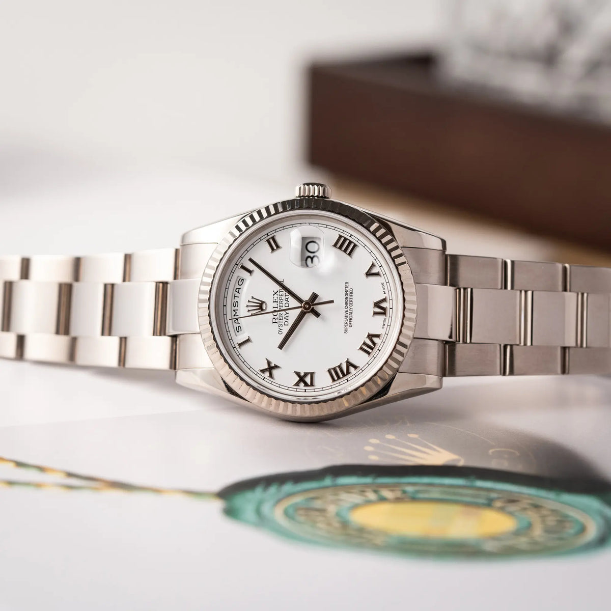 Produktfoto der Rolex Day-Date 36 Armbanduhr in Weißgold der Referenz 118239 mit weißem Zifferblatt mit römischen Indizes am Oyster-Weißgold-Armband