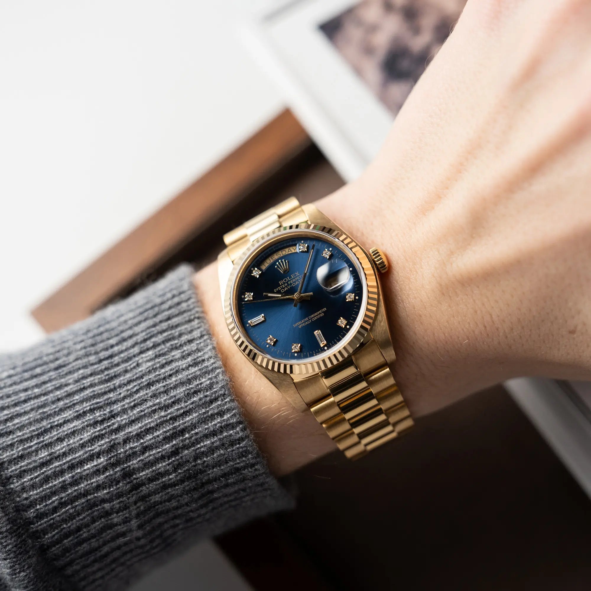 Mann trägt die Rolex Day-Date 36 (Referenz: 18038) in Gelbgold mit blauem Diamant-Zifferblatt an seinem Handgelenk