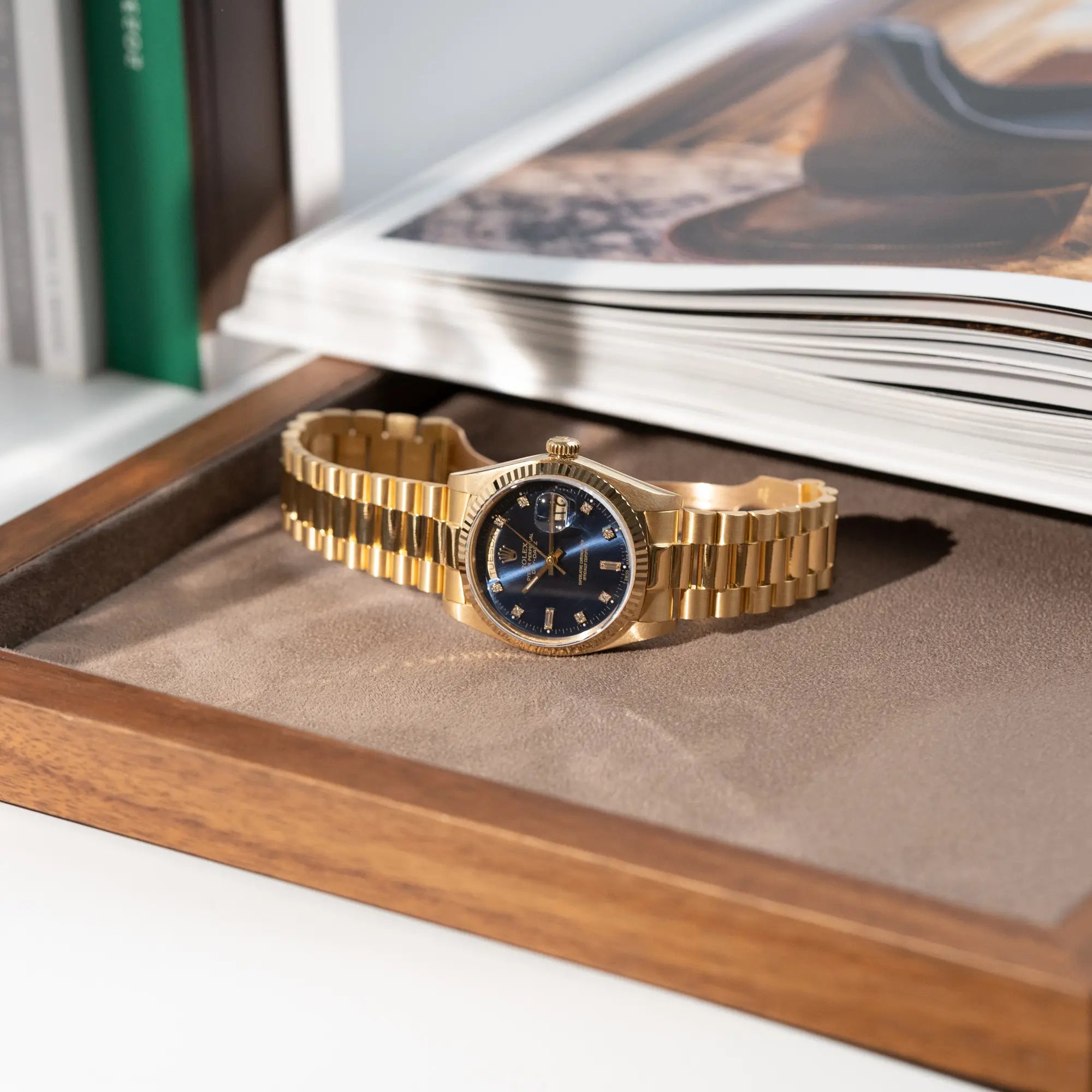 Produktfotografie der Rolex Day-Date 36 (Referenz: 18038) in Gelbgold mit blauem Diamant-Zifferblatt