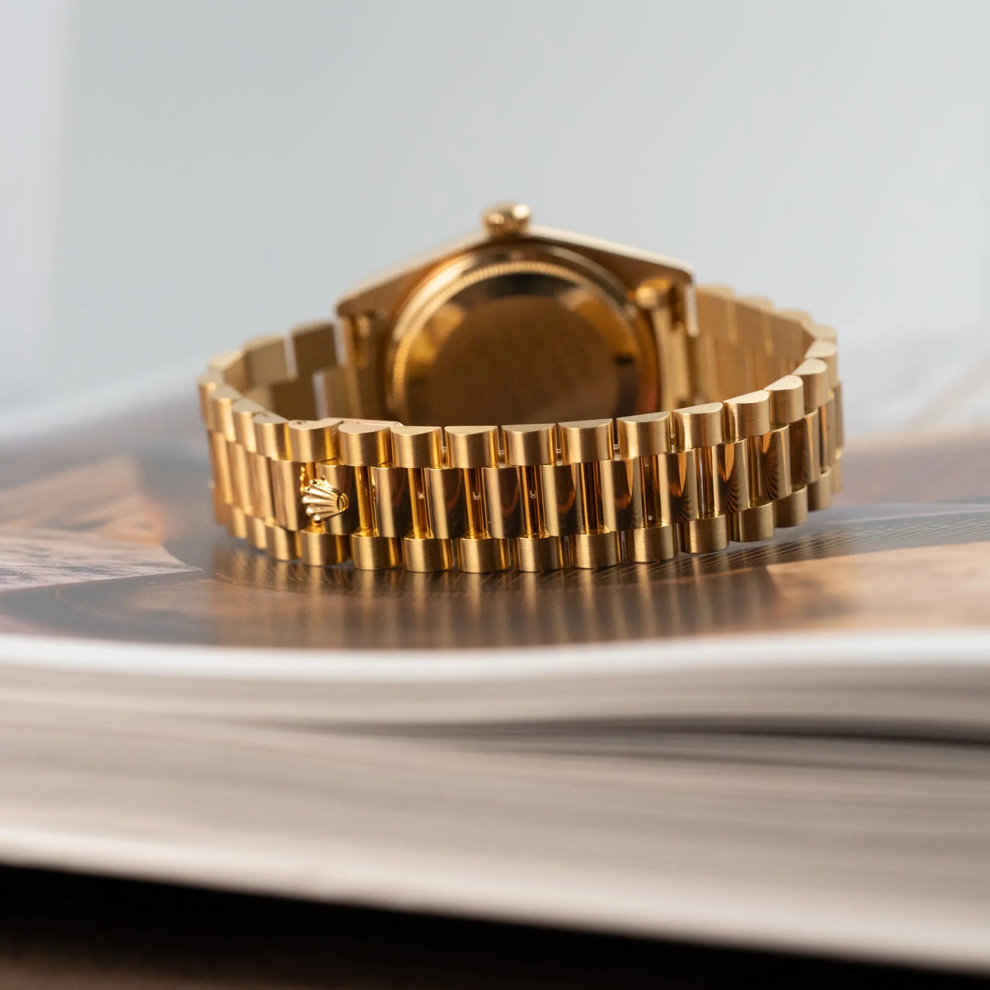 Produktfotografie der Rolex Day-Date 36 (Referenz: 18038) in Gelbgold mit blauem Diamant-Zifferblatt mit Fokus auf dem President-Armband in 18k Gelbgold