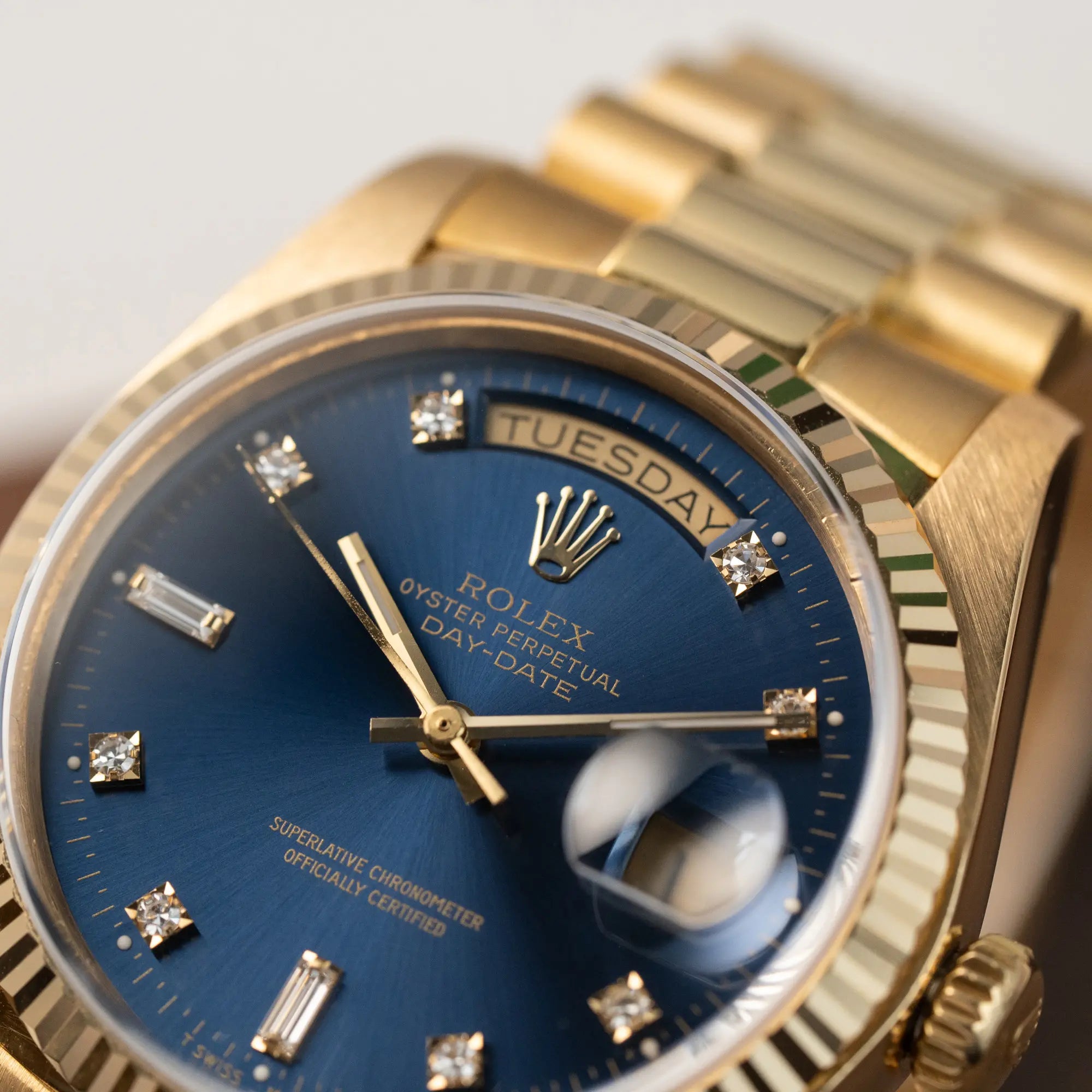Detailaufnahme der Rolex Day-Date 36 (Referenz: 18038) in Gelbgold mit blauem Diamant-Zifferblatt