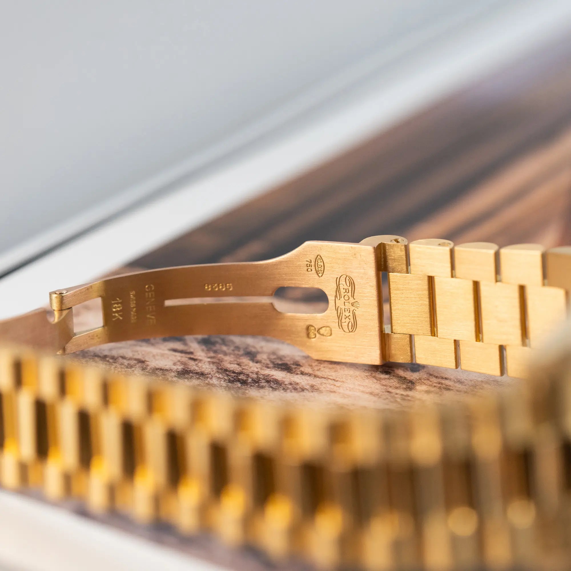 Detailaufnahme des Inneren der Faltschliesse am President-Armband der Rolex Day-Date 36 (Referenz: 18038) in Gelbgold mit blauem Diamant-Zifferblatt mit klassischem Rolex Logo