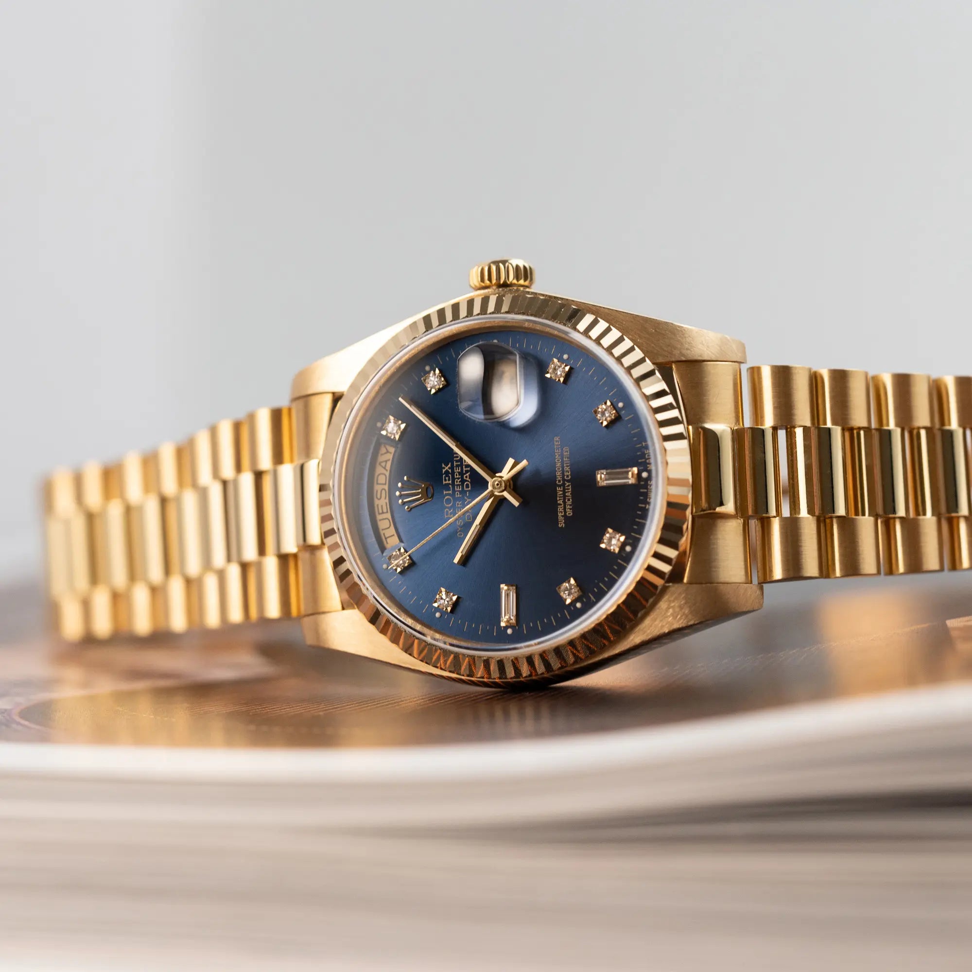 Produktfotografie der Rolex Day-Date 36 (Referenz: 18038) in Gelbgold mit blauem Diamant-Zifferblatt