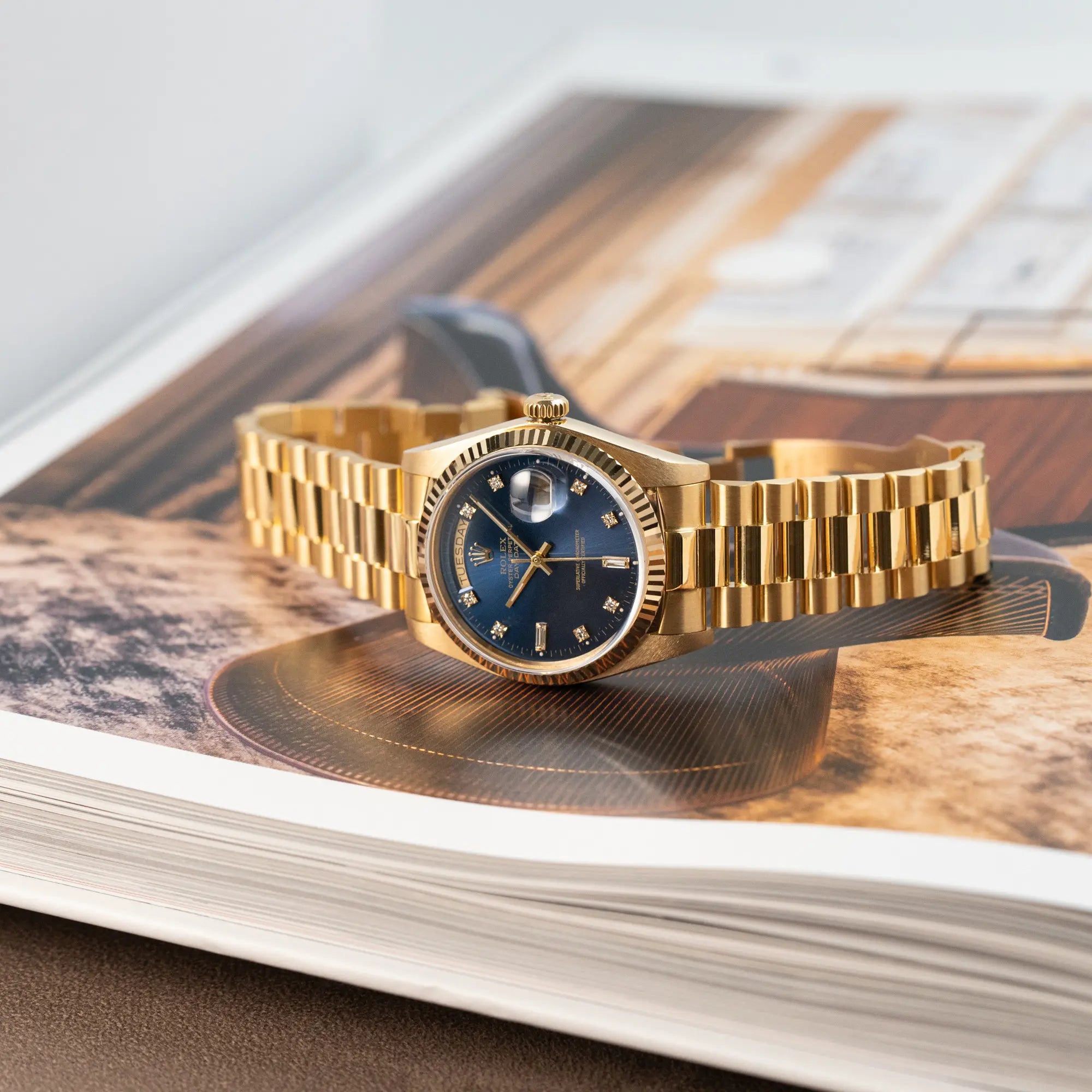 Produktfotografie der Rolex Day-Date 36 (Referenz: 18038) in Gelbgold mit blauem Diamant-Zifferblatt