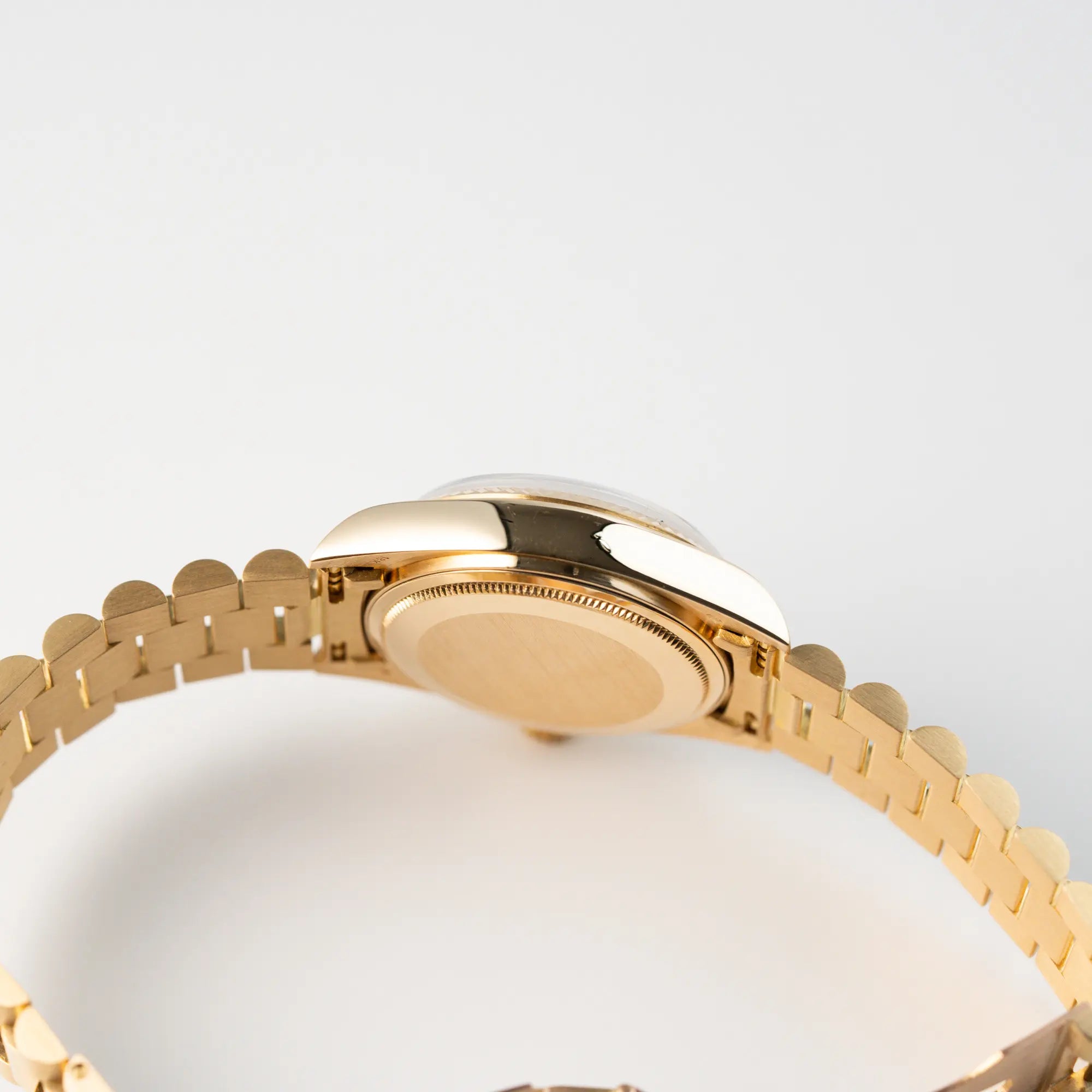 Seitliches Gehäuse der Rolex Day-Date 36 (Referenz: 18038) in Gelbgold mit blauem Diamant-Zifferblatt
