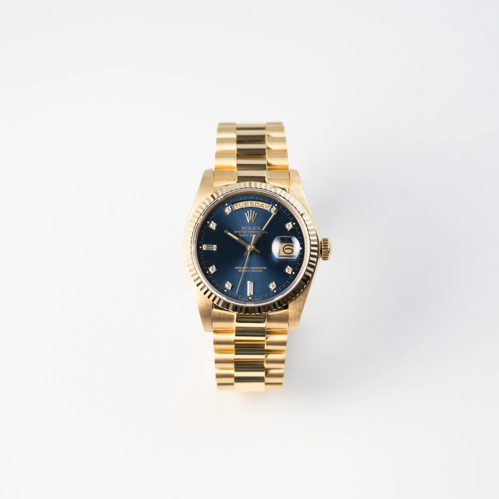 Frontale Ansicht der Rolex Day-Date 36 (Referenz: 18038) in Gelbgold mit blauem Diamant-Zifferblatt