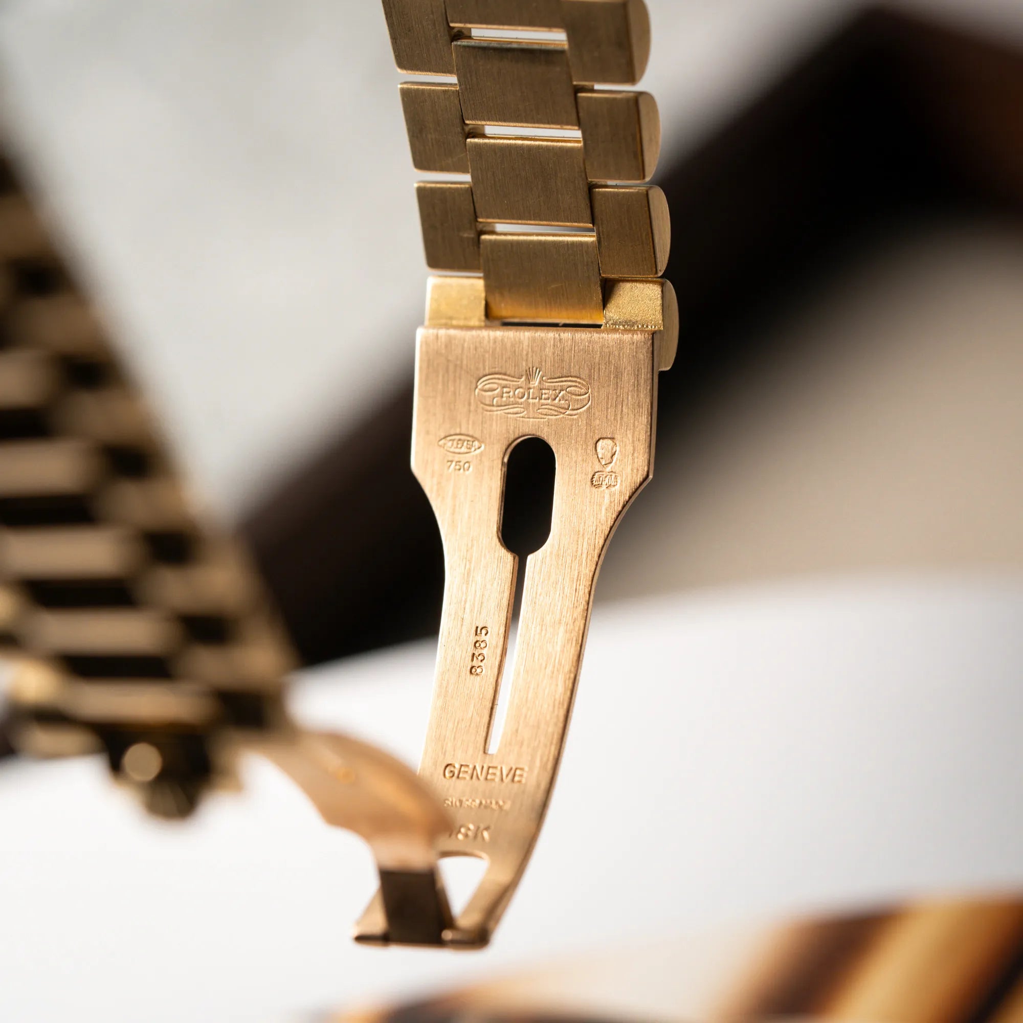 Detailaufnahme des Inneren der Faltschliesse mit allen originalen Stempeln der gelbgoldenen Rolex Day-Date 36 der Referenz 18238 mit blauem Zifferblatt und englisch-sprachiger Tagesanzeige