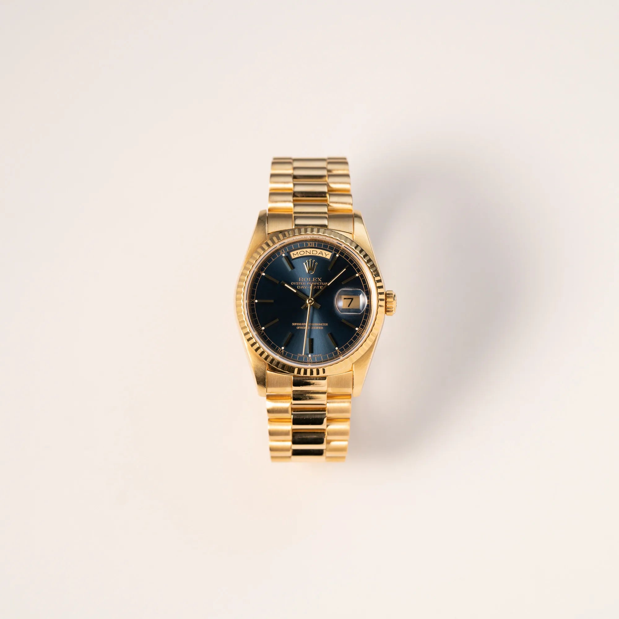 Frontale Ansicht der gelbgoldenen Rolex Day-Date 36 der Referenz 18238 mit blauem Zifferblatt und englisch-sprachiger Tagesanzeige