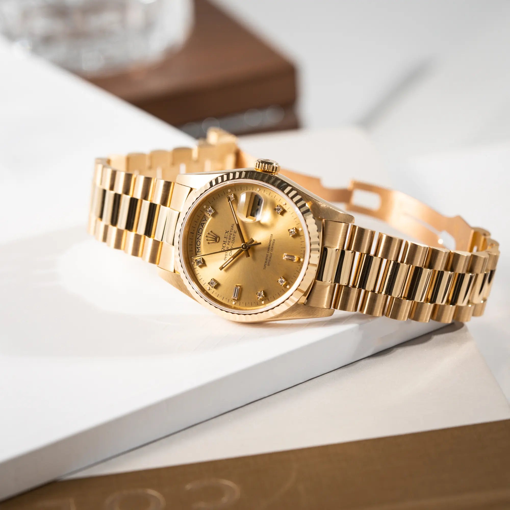 Produktfotografie als Titelbild für die Rolex Day-Date 36 in Gelbgold der Referenz 18238 aus 1991 mit Champagner-Diamant-Zifferblatt und englischsprachiger Tagesanzeige