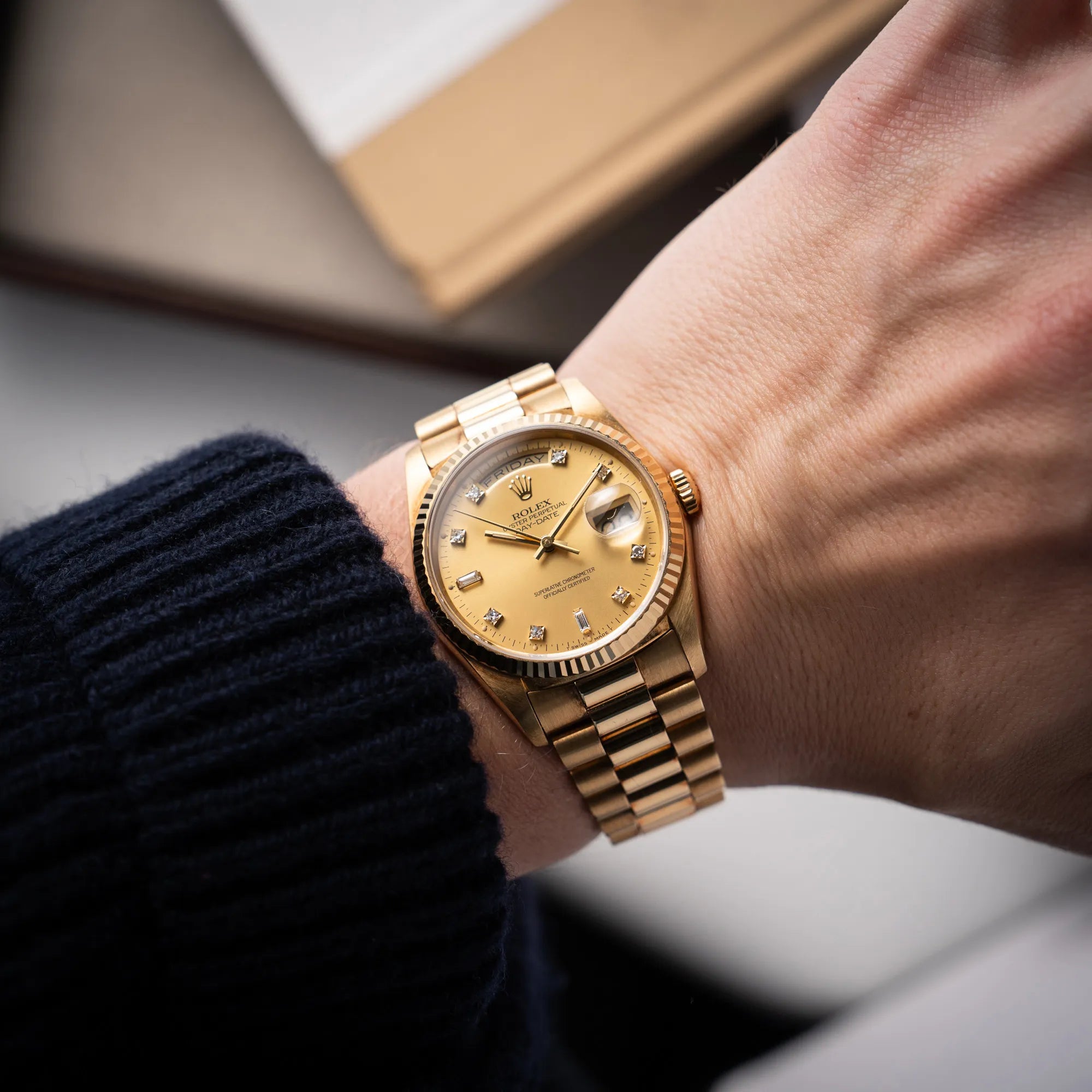 Mann trägt die Rolex Day-Date 36 der Referenz 18238 mit champagnerfarbenem Diamant-Zifferblatt für einen Wristshot an seinem Handgelenk
