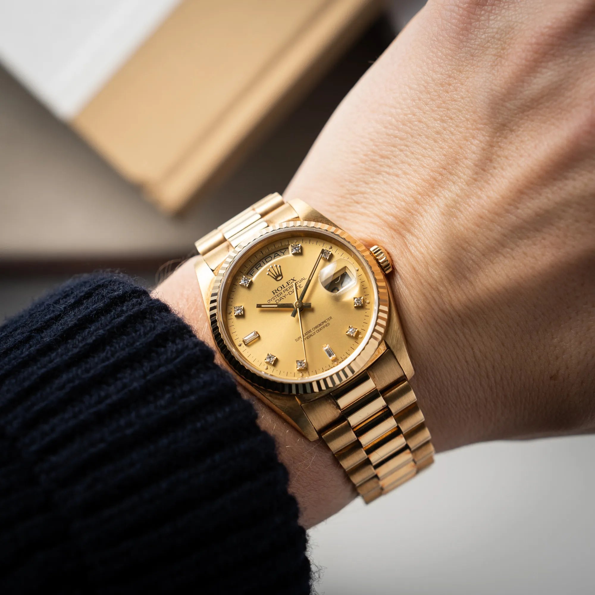 Mann trägt die Rolex Day-Date 36 der Referenz 18238 mit champagnerfarbenem Diamant-Zifferblatt an seinem Handgelenk