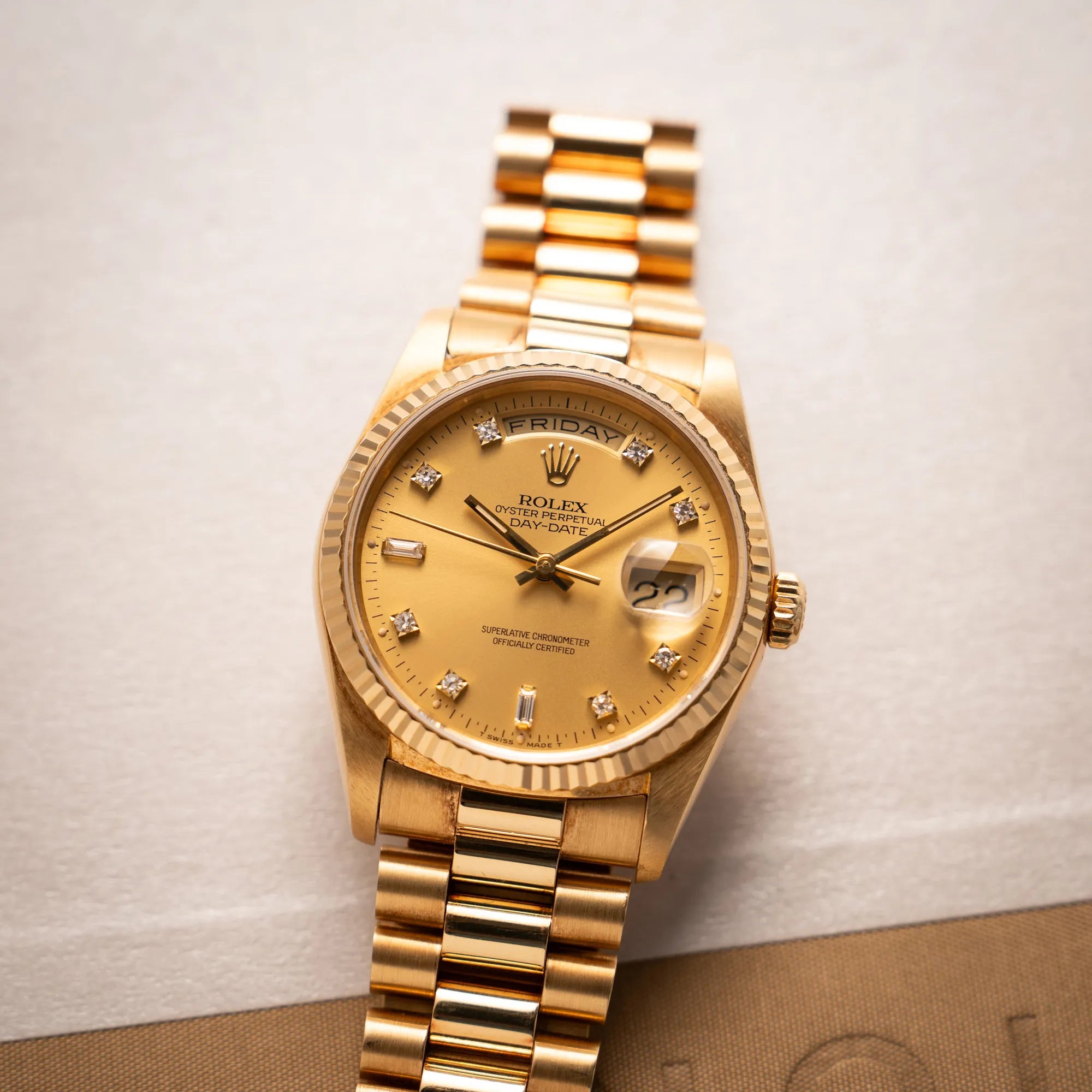Produktfotografie der Rolex Day-Date 36 der Referenz 18238 mit champagnerfarbenem Diamant-Zifferblatt