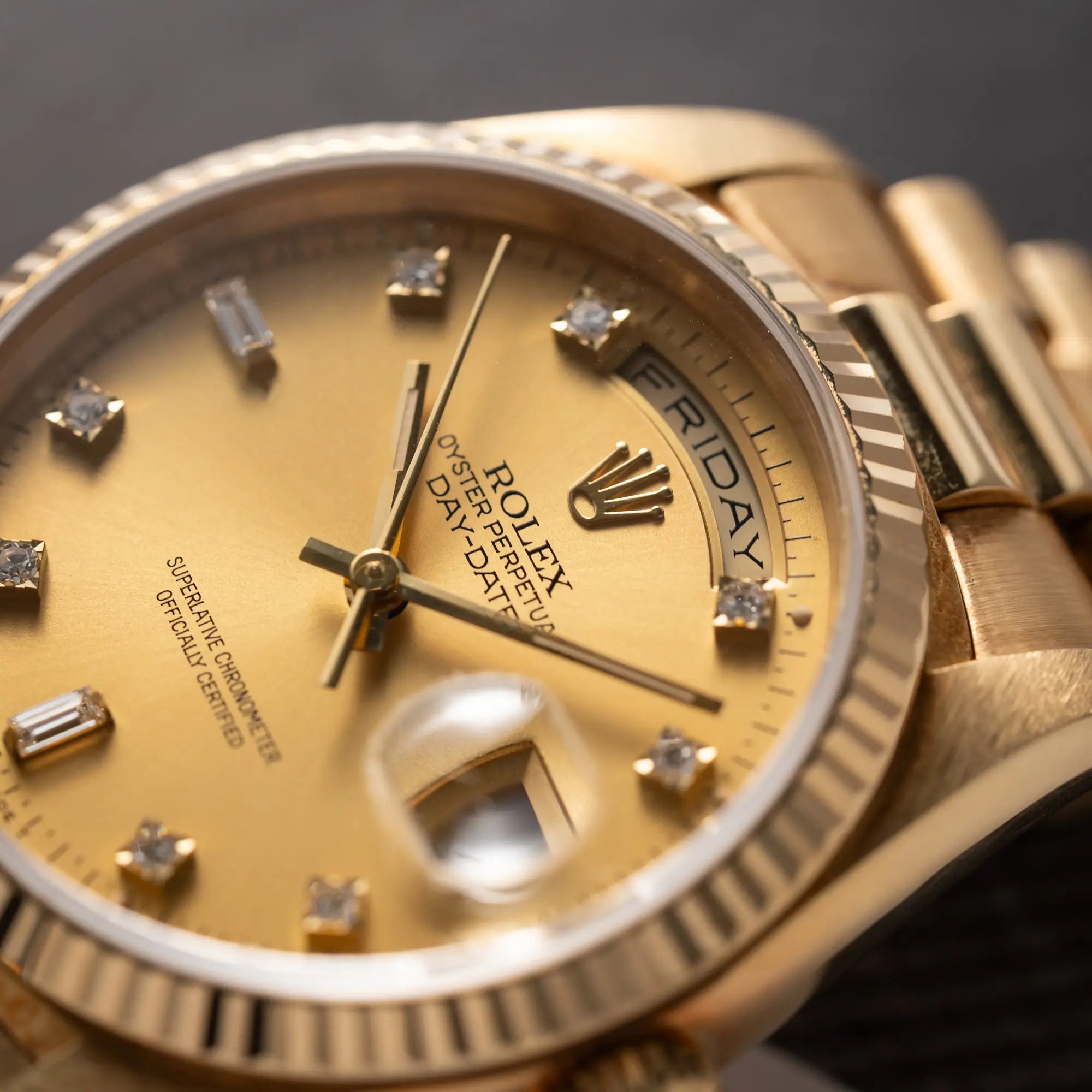 Detailaufnahme der Rolex Day-Date 36 der Referenz 18238 mit champagnerfarbenem Diamant-Zifferblatt zeigt den Uhrenkopf mit Fokus auf der Wochentagsanzege