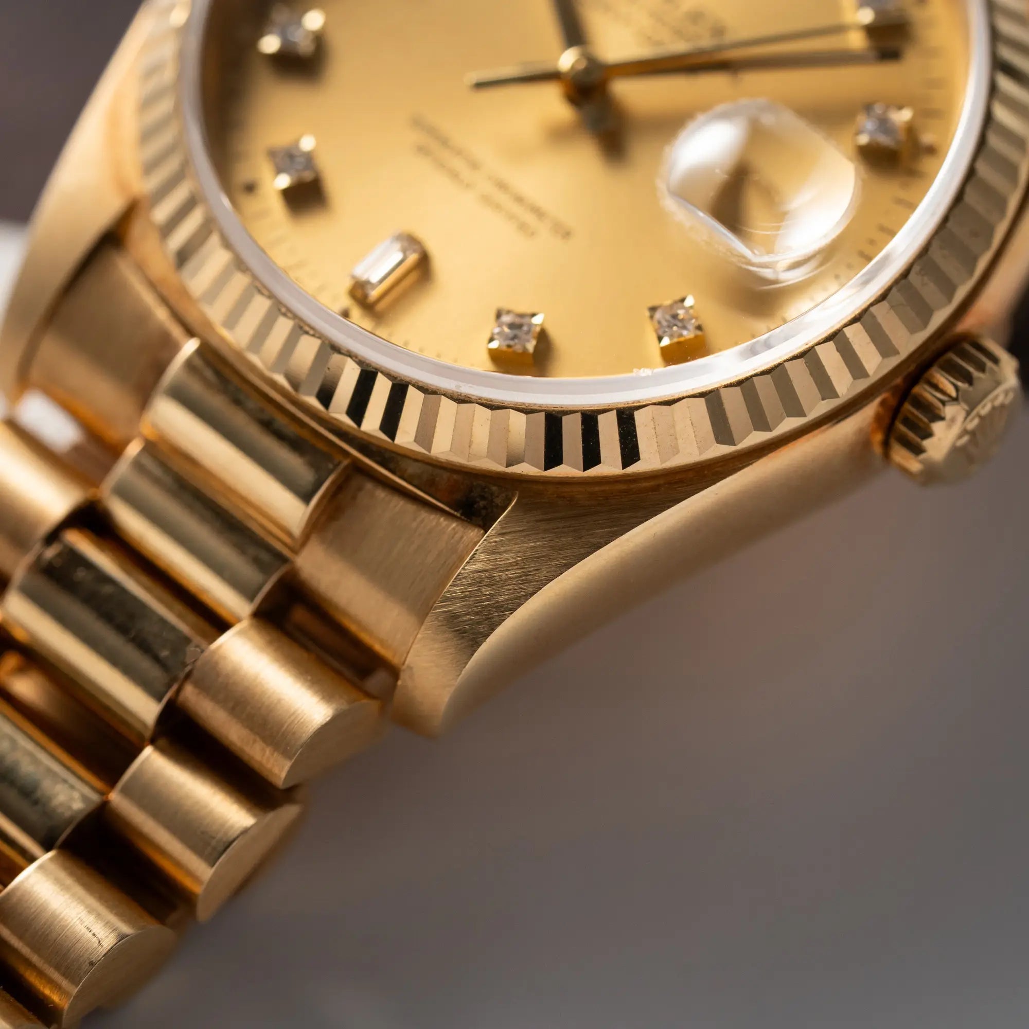 Detailaufnahme des unteren rechten Bandanstoßes zeigt die scharfen Kanten der Rolex Day-Date 36 der Referenz 18238 mit champagnerfarbenem Diamant-Zifferblatt