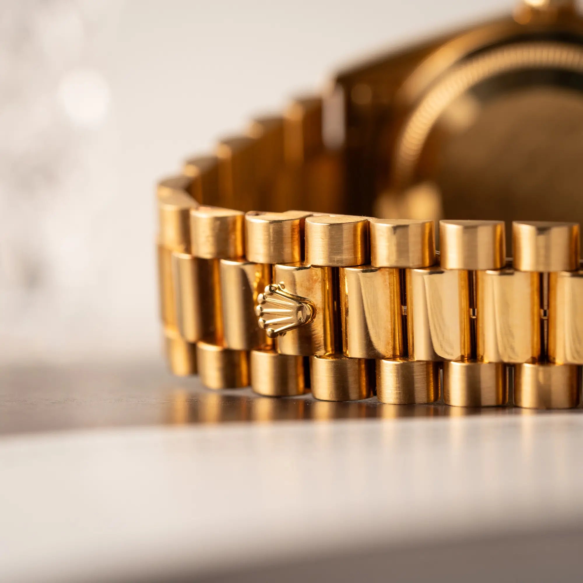 Detailaufnahme der Rolex-Krone auf dem President-Armband der Rolex Day-Date 36 der Referenz 18238 mit champagnerfarbenem Diamant-Zifferblatt