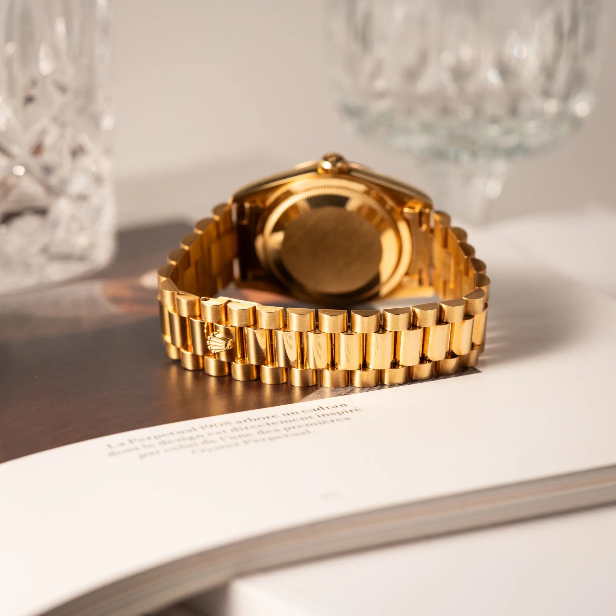 Produktfotografie zeigt das President-Armband mit kaum Stretch von der Rolex Day-Date 36 der Referenz 18238 mit champagnerfarbenem Diamant-Zifferblatt