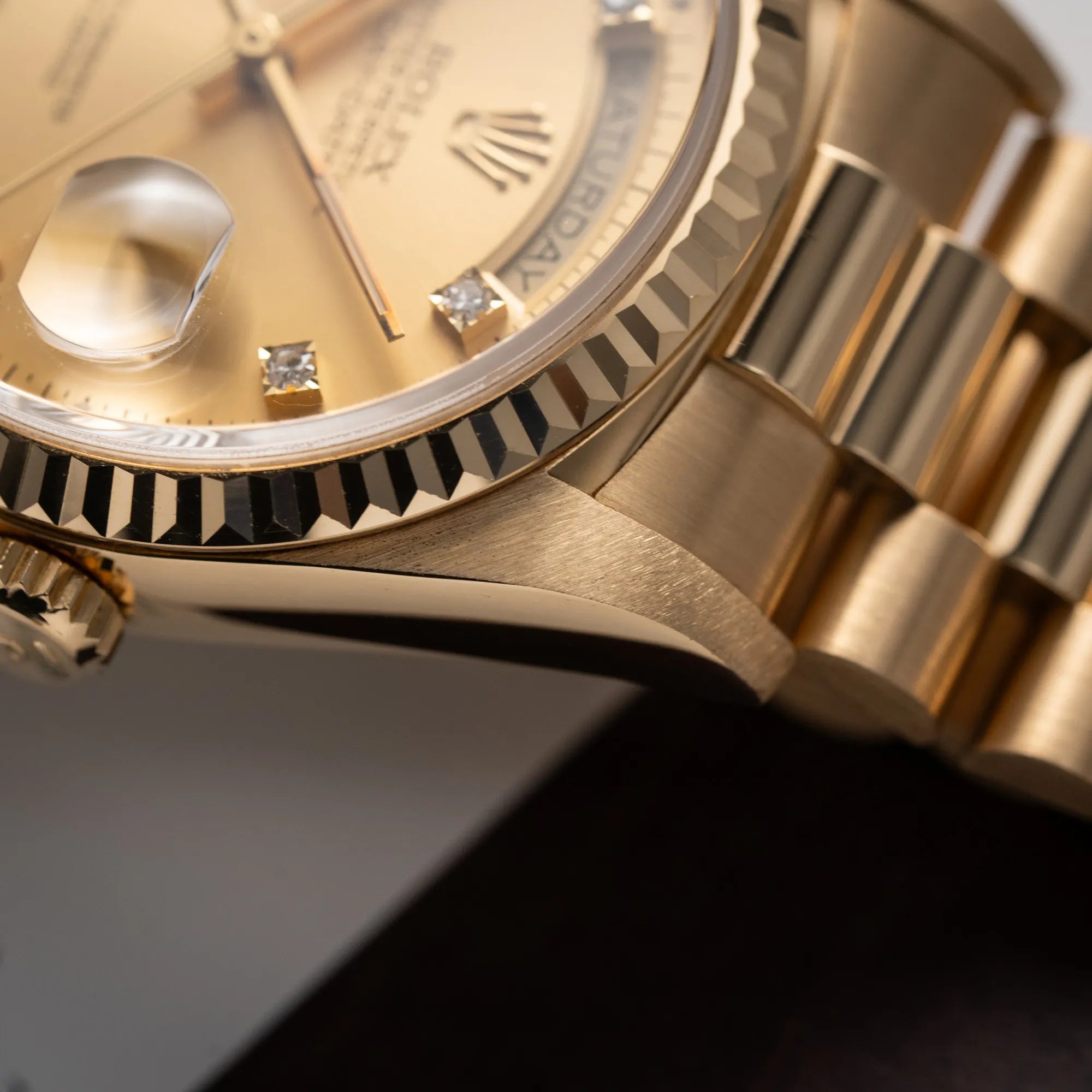 Bandanstoß der Rolex Day-Date 36 aus 1991 der Referenz 18238 mit goldfarbenem Zifferblatt und Diamant Indizes in einem hervorragenden Gesamtzustand