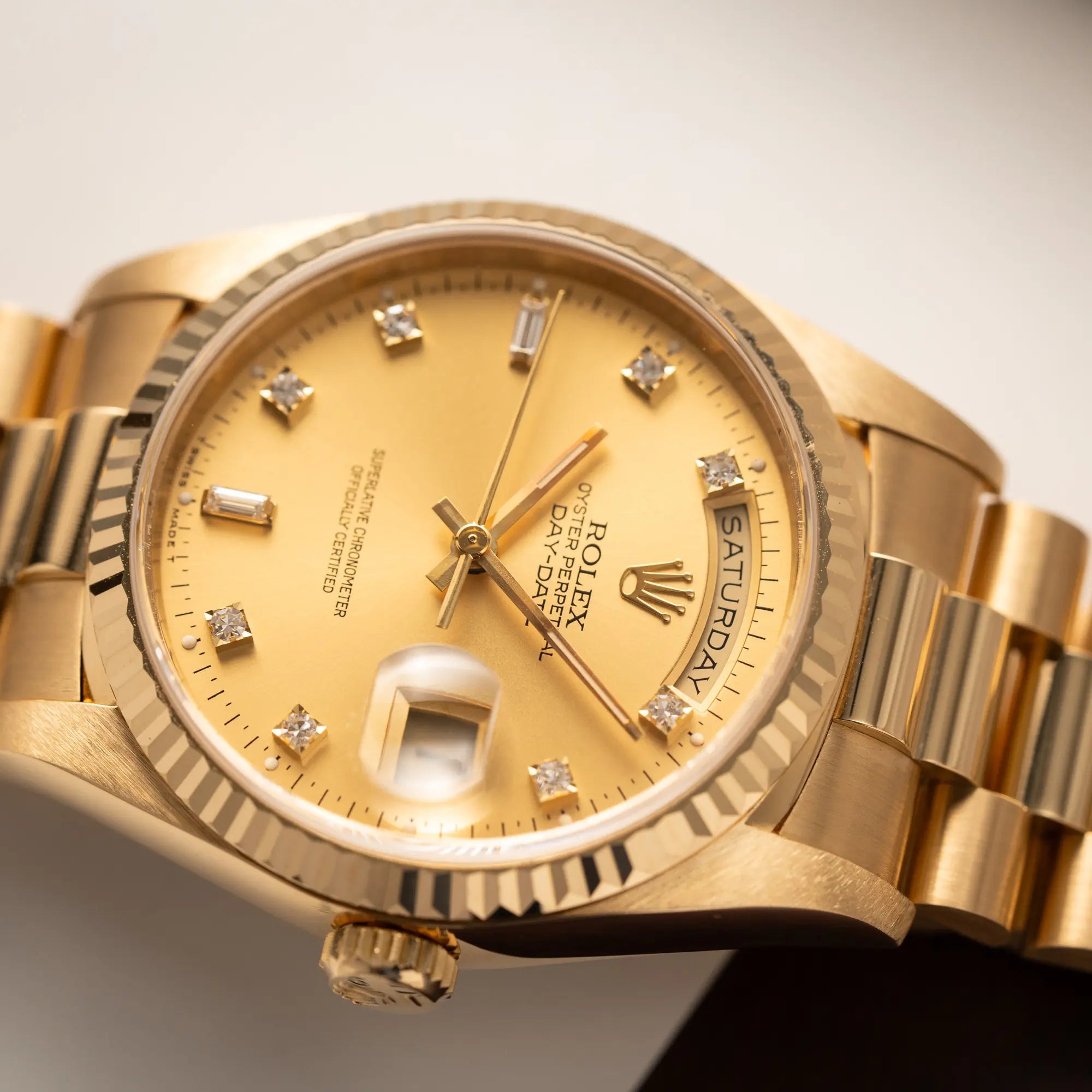 Detailaufnahme der Rolex Day-Date 36 aus 1991 der Referenz 18238 mit goldfarbenem Zifferblatt und Diamant Indizes in einem hervorragenden Gesamtzustand