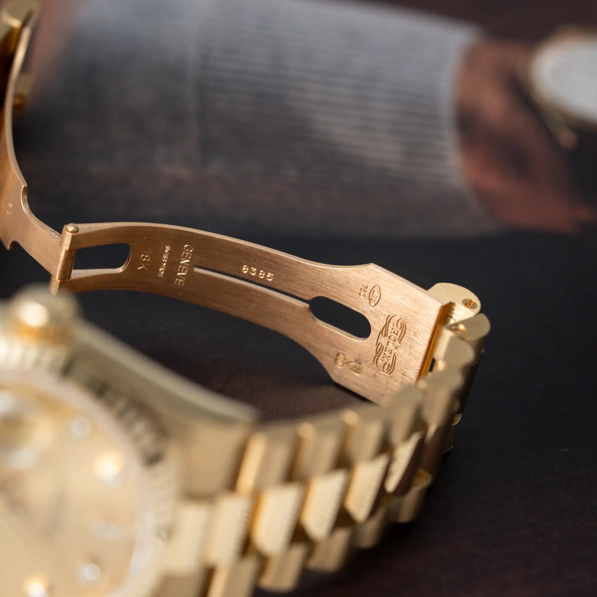 Detailaufnahme der Faltschliese mit allen Stempeln im Inneren von der Rolex Day-Date 36 aus 1991 der Referenz 18238 mit goldfarbenem Zifferblatt und Diamant Indizes in einem hervorragenden Gesamtzustand