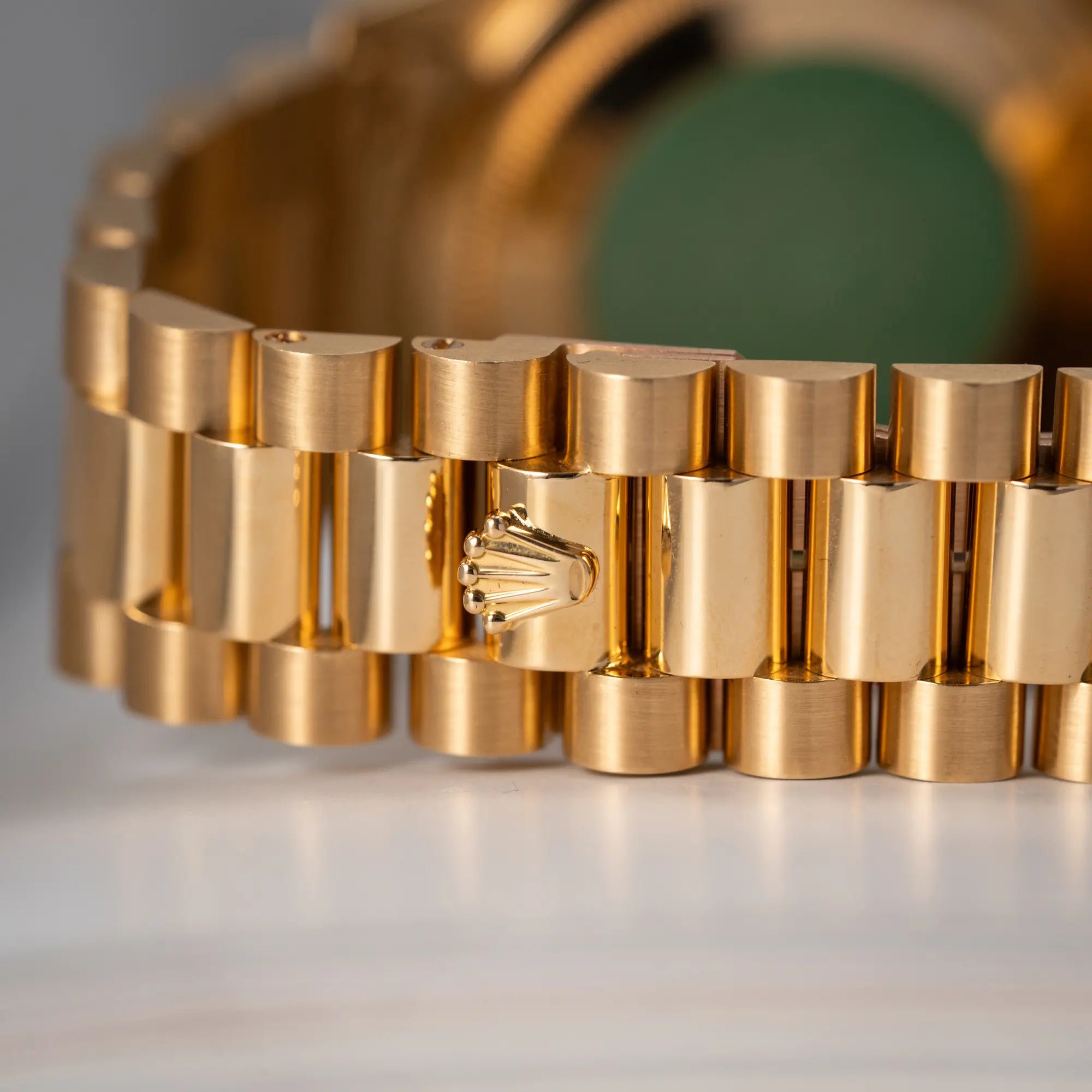 Detailaufnahme der Rolex-Krone auf der Schliesse des President-Armbands der Rolex Day-Date 36 aus 1991 der Referenz 18238 mit goldfarbenem Zifferblatt und Diamant Indizes in einem hervorragenden Gesamtzustand